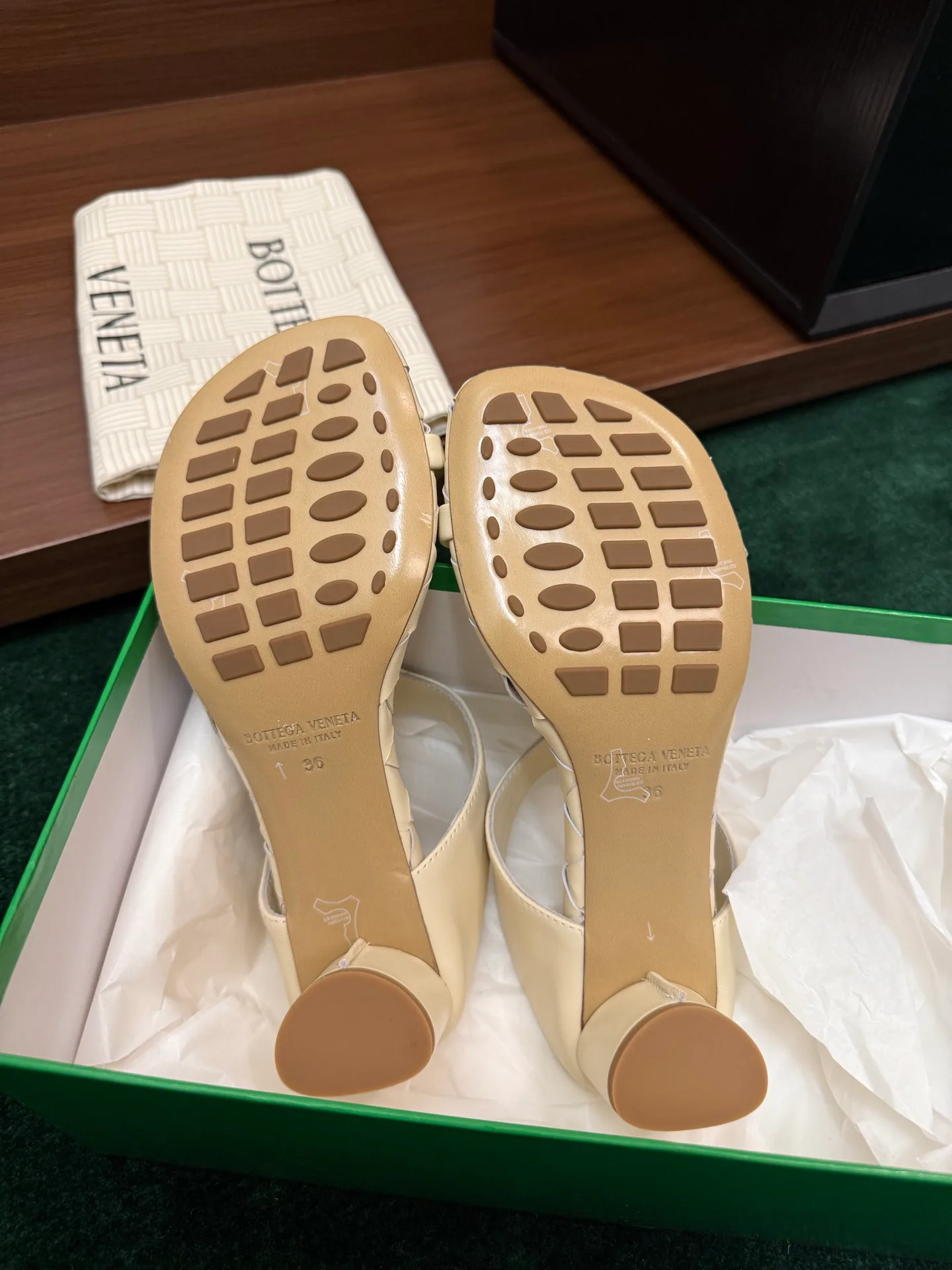 Шлепанцы Женские Bottega Veneta 17386154