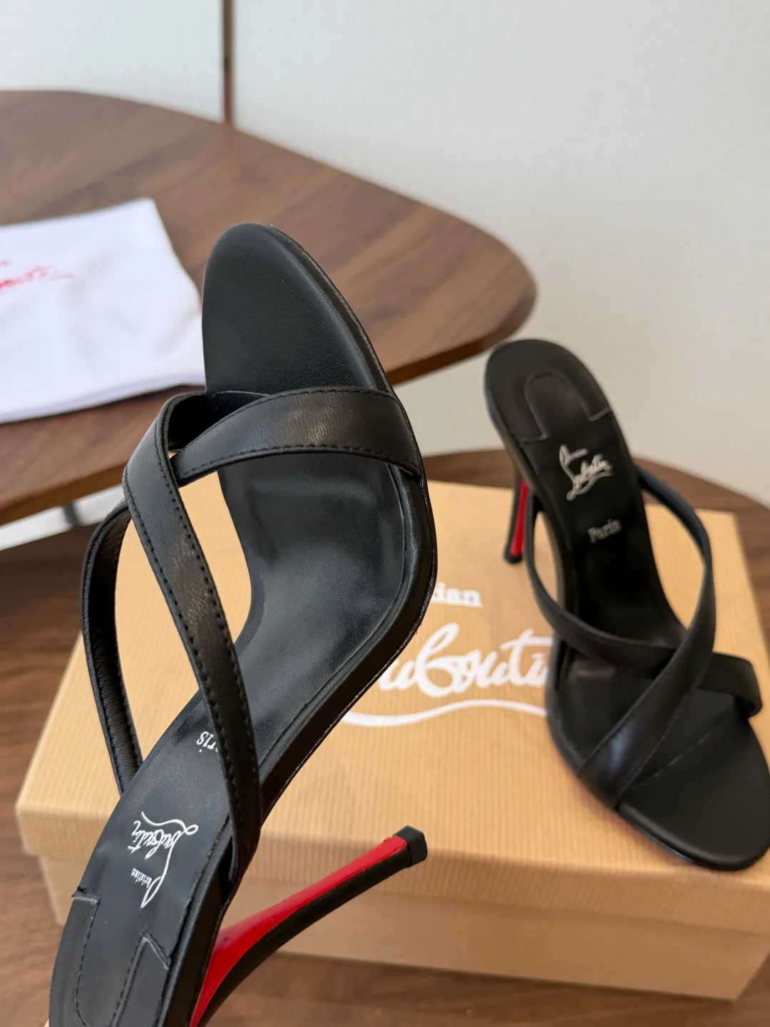 Босоножки Женские Christian Louboutin 18183094