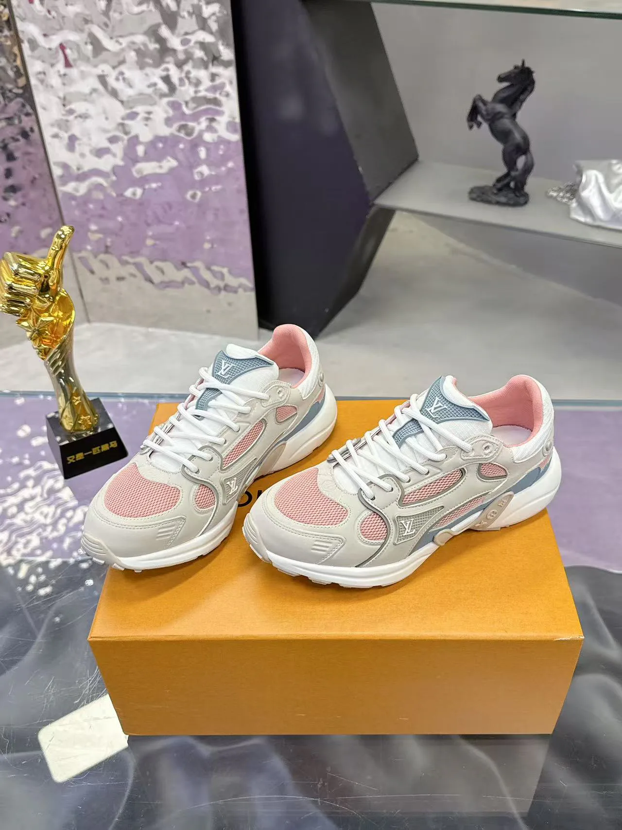 Кроссовки Женские Louis Vuitton 17530426
