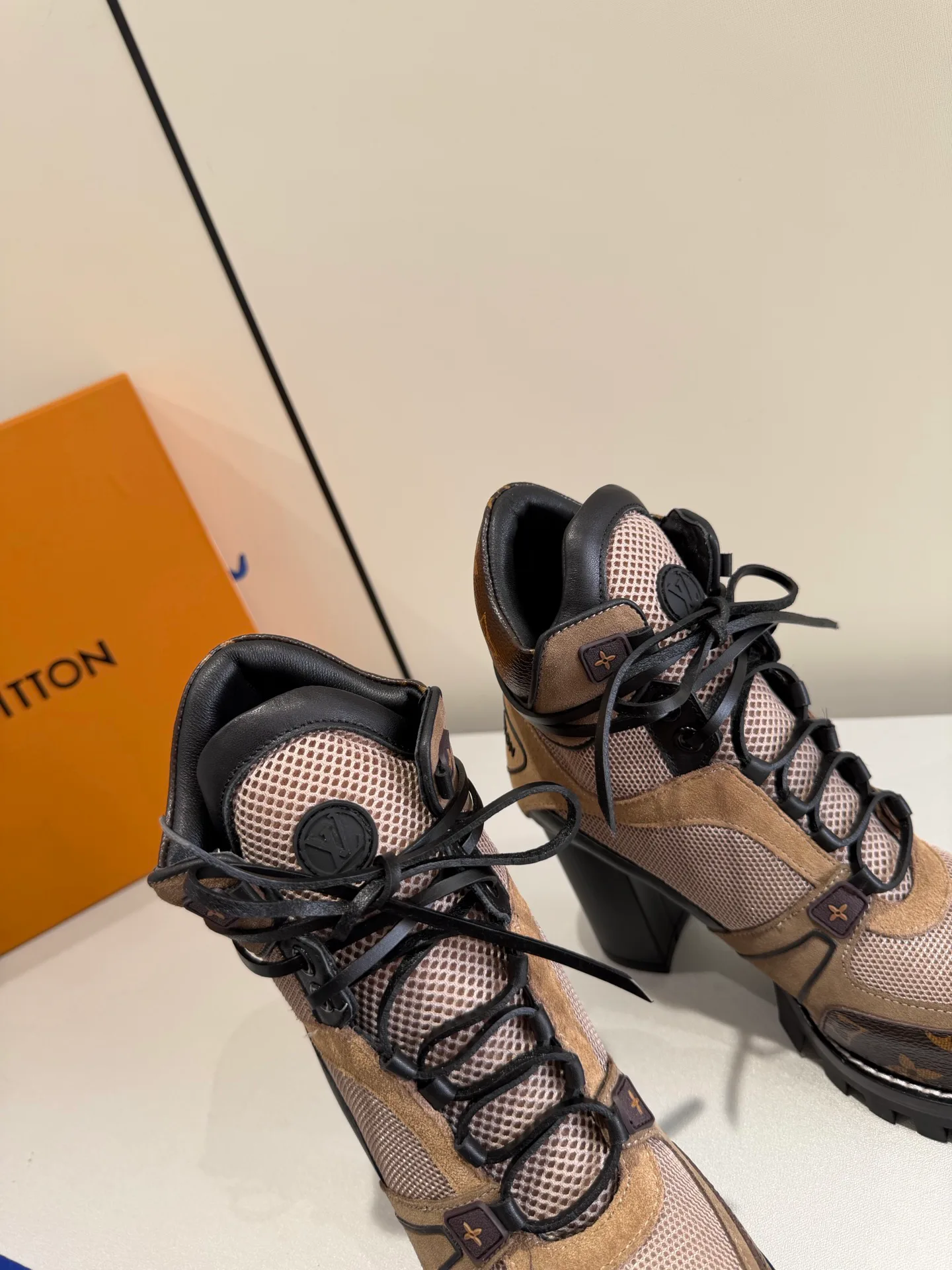 Ботинки Женские Louis Vuitton 19563680