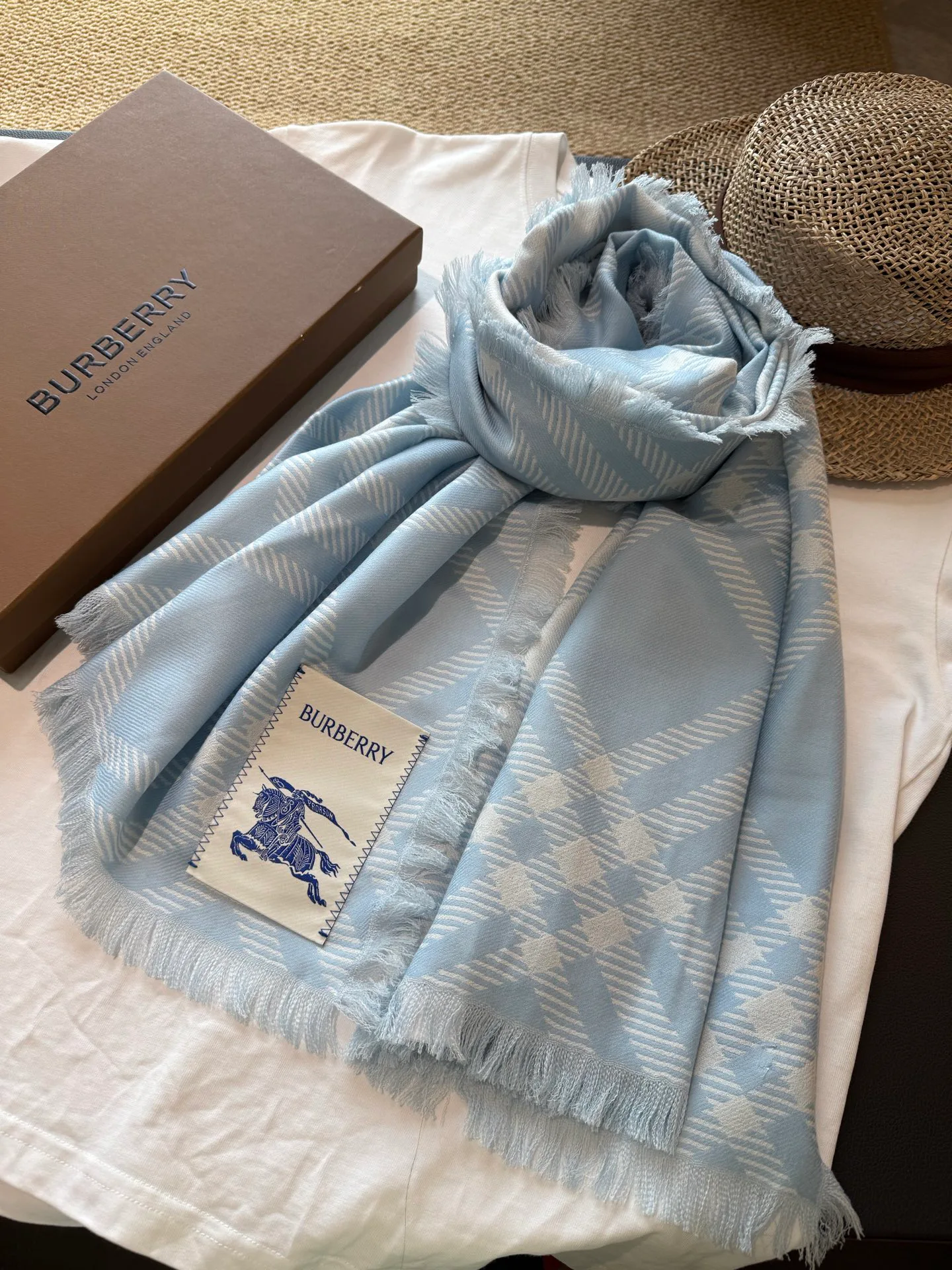 Шарфы Burberry 18627365