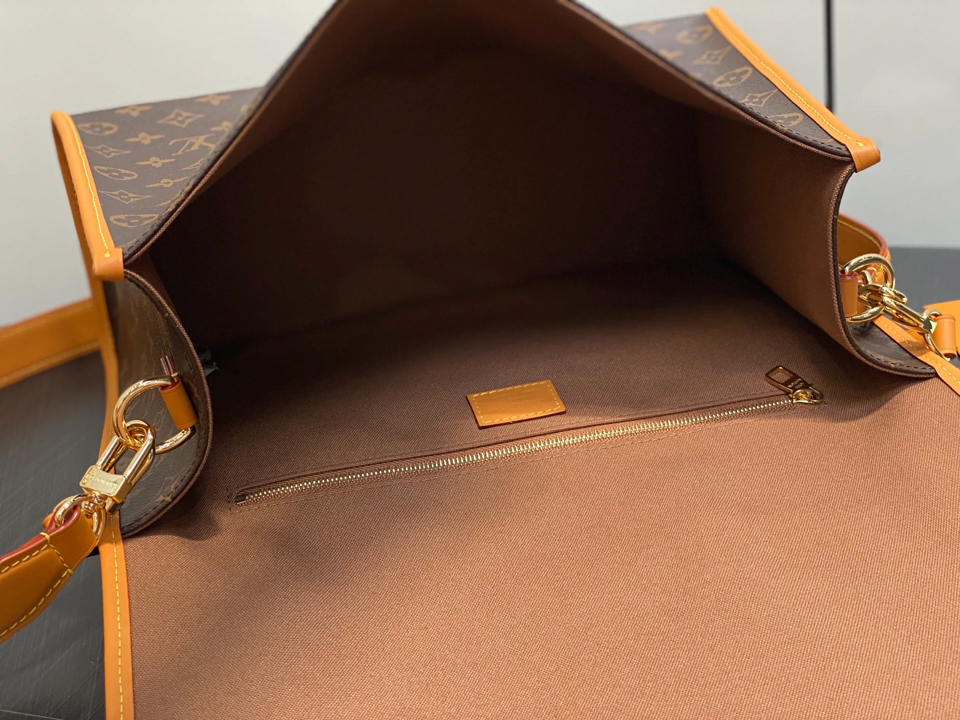Классические Сумки Женские Louis Vuitton 18240335