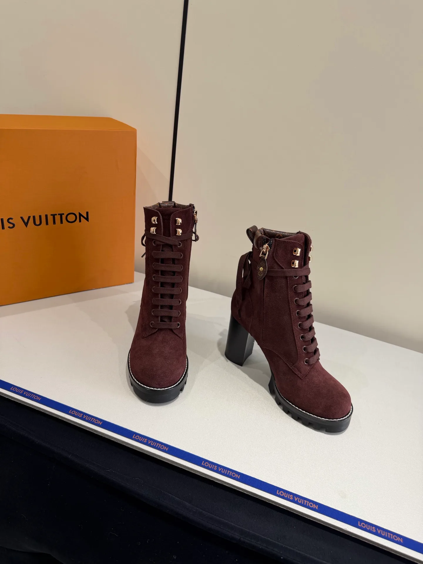 Ботинки Женские Louis Vuitton 19563690