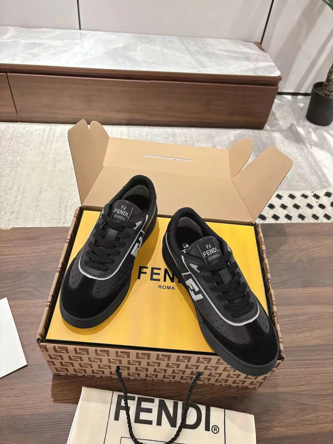 Кроссовки Женские Fendi 18219518