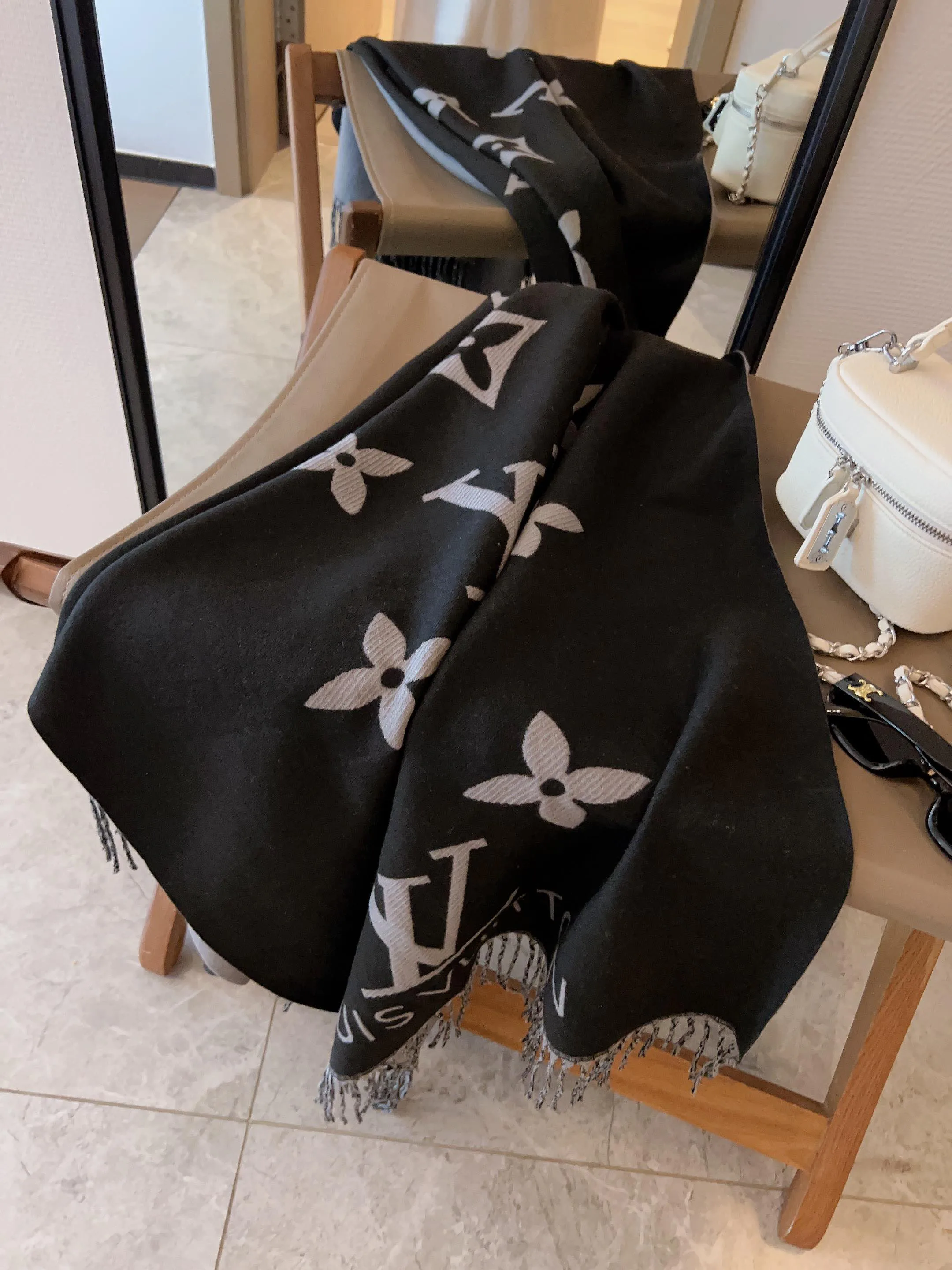 Шарфы Louis Vuitton 18322479