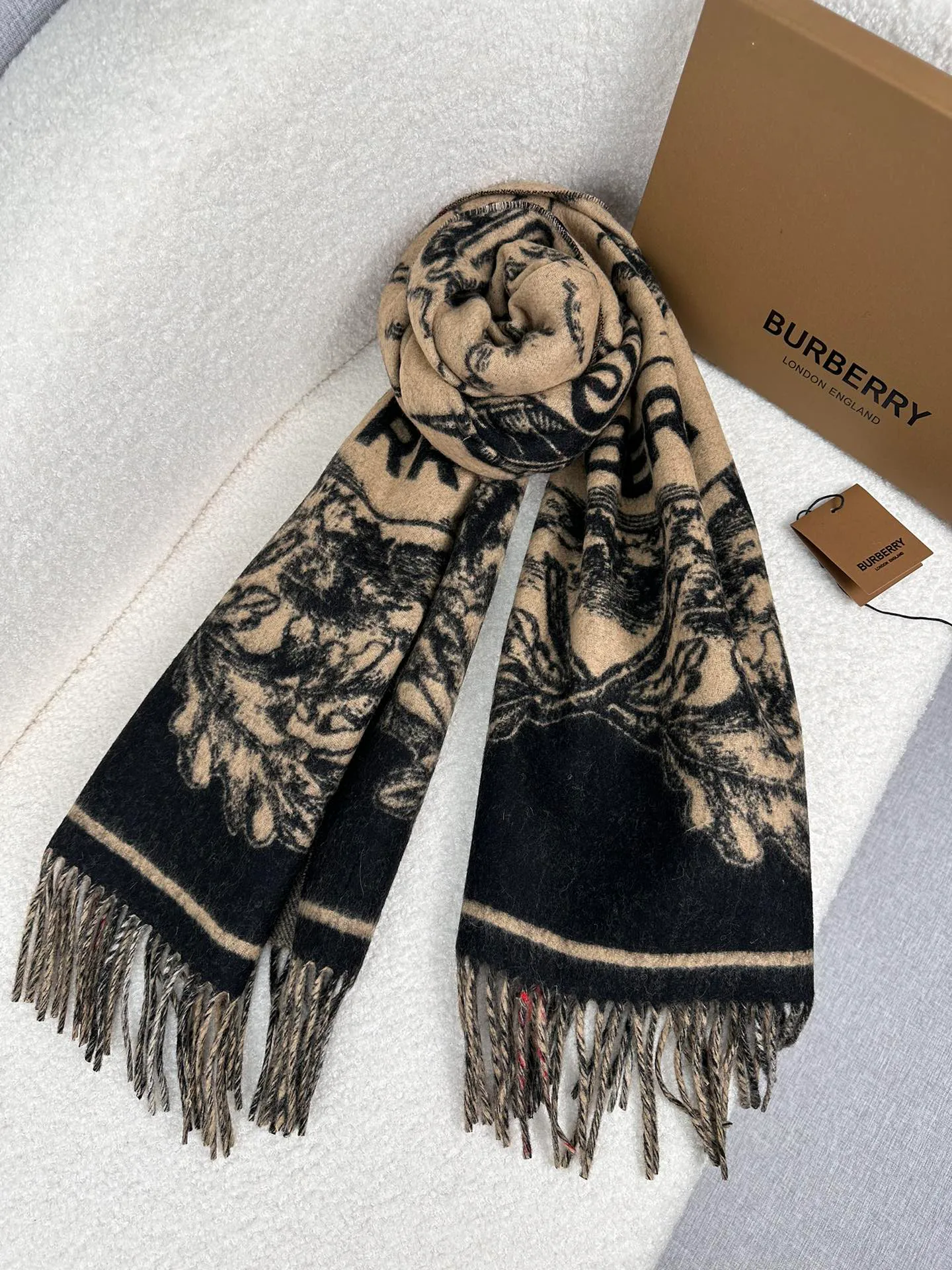 Шарфы Burberry 18675474