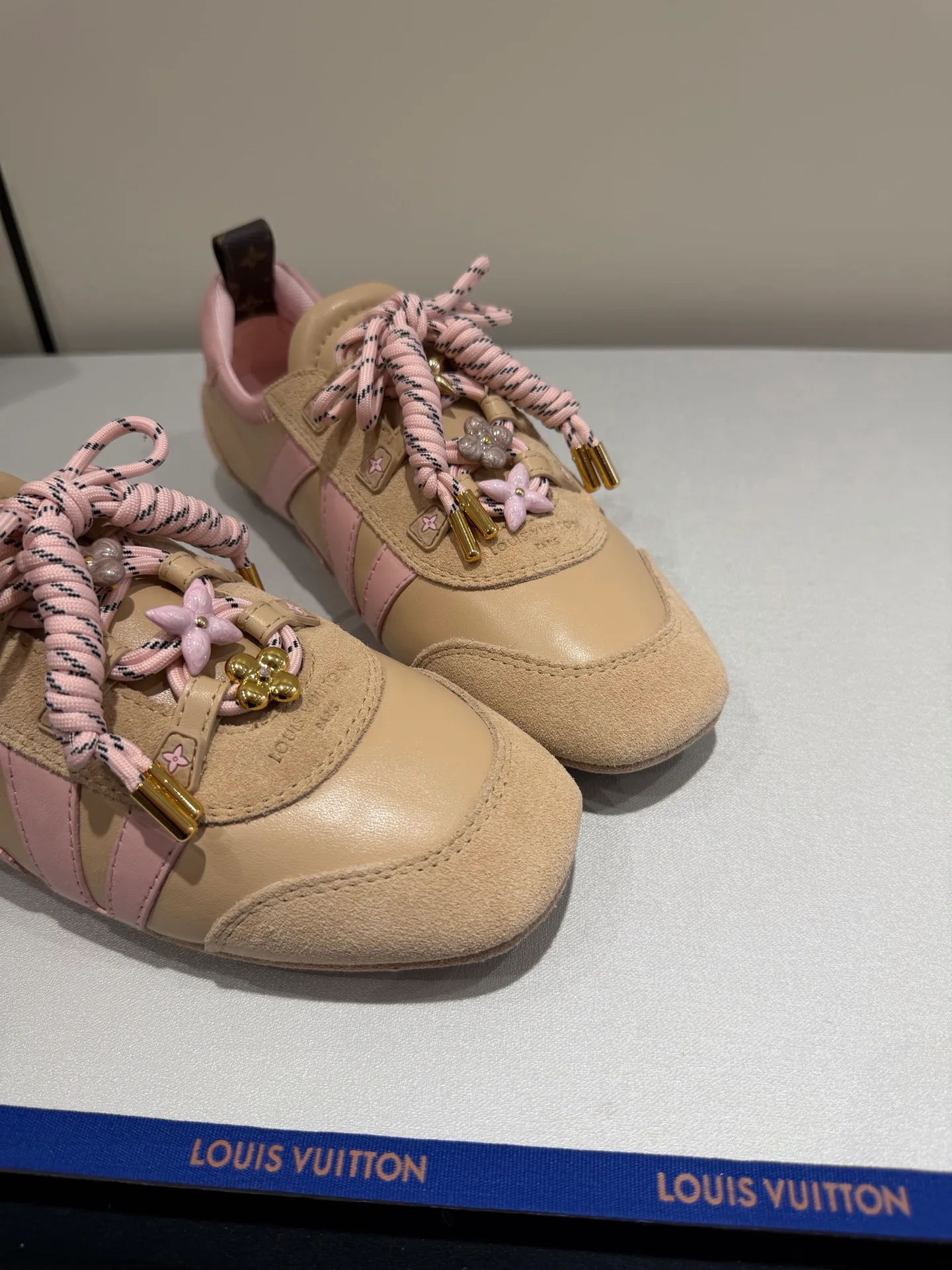 Кроссовки Женские Louis Vuitton 17934910