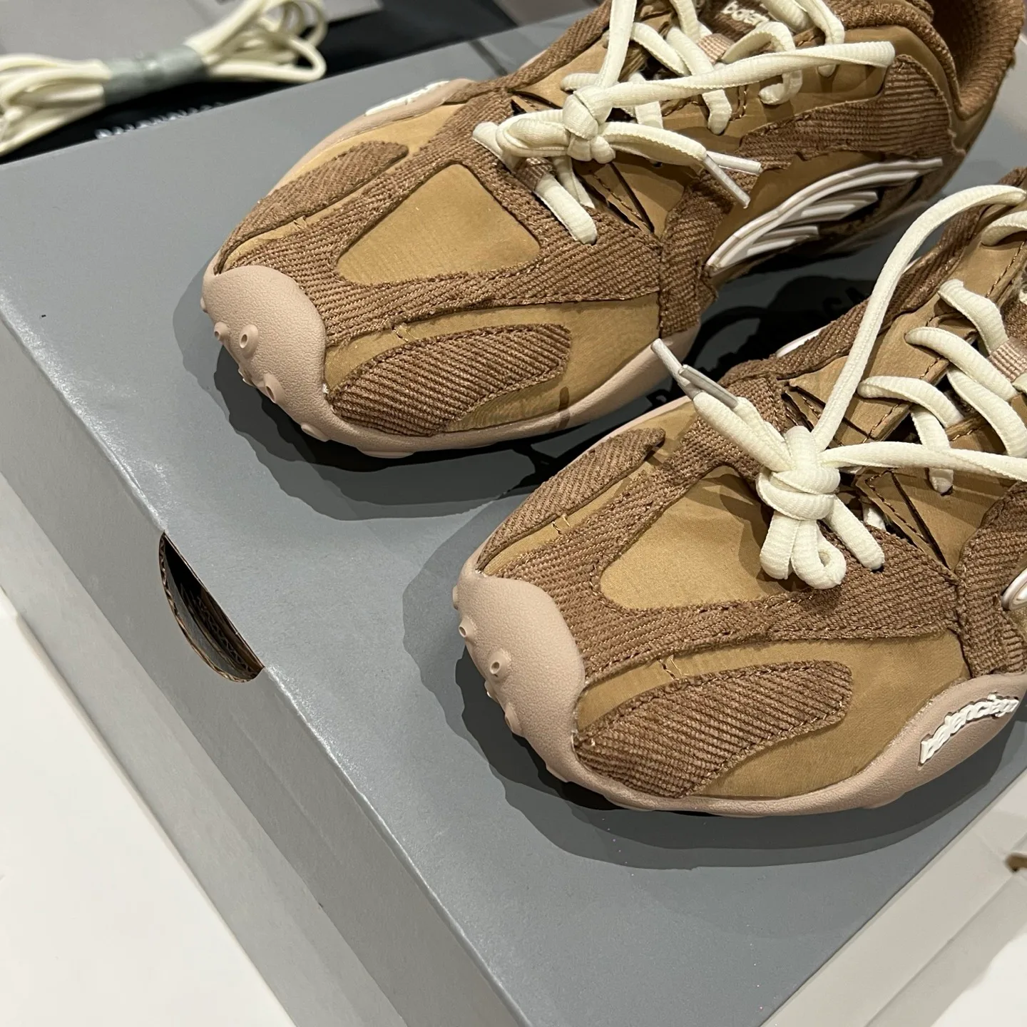 Кроссовки Женские Balenciaga 12948697