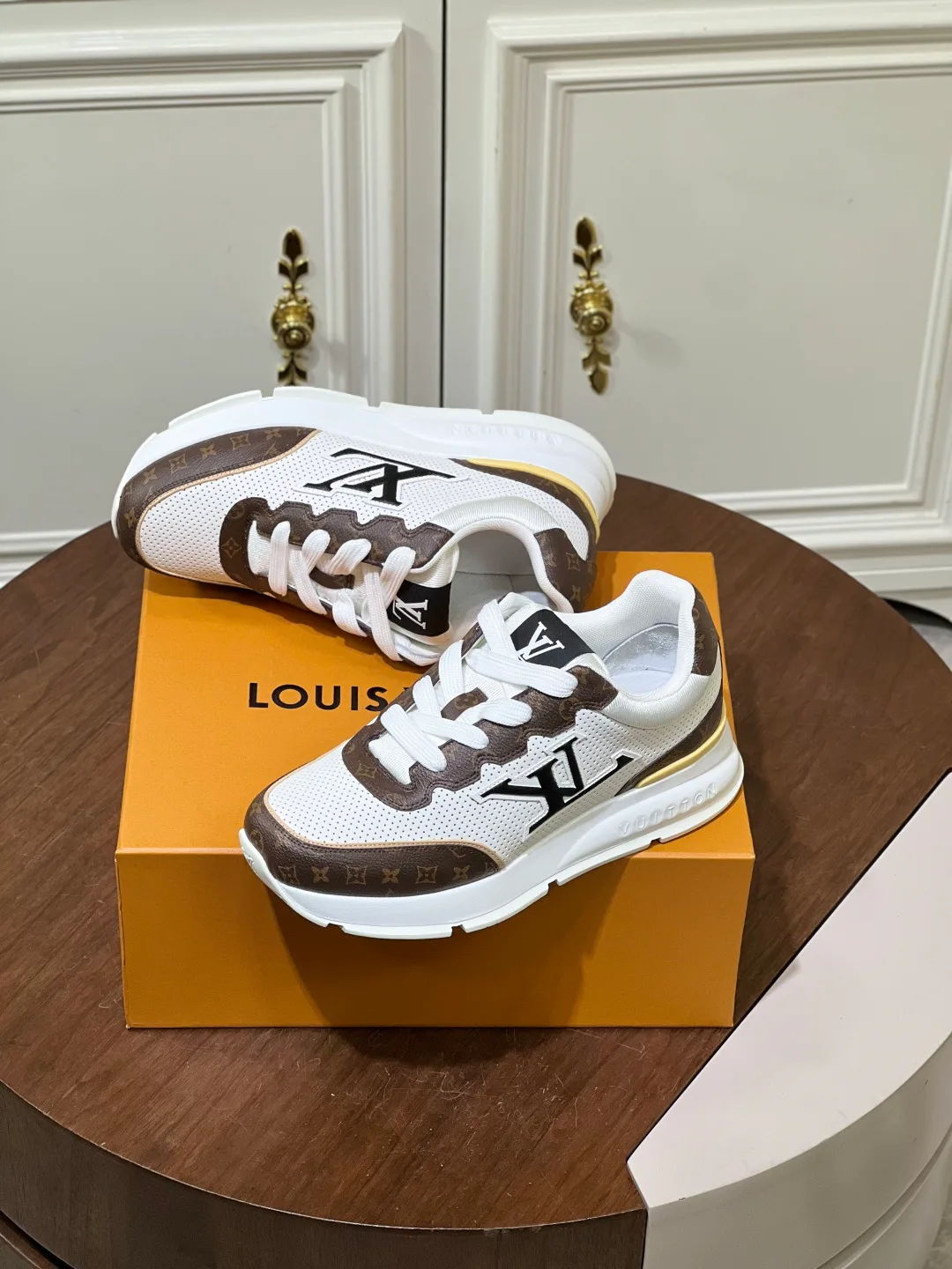 Кроссовки Женские Louis Vuitton 17460370