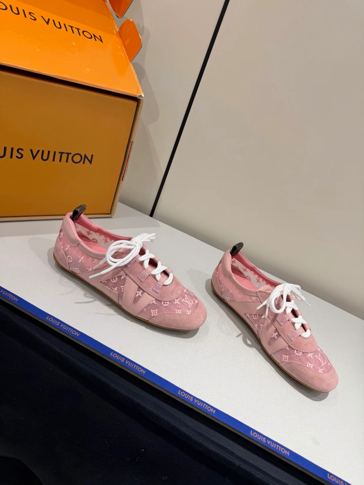 Кроссовки Женские Louis Vuitton 17934913
