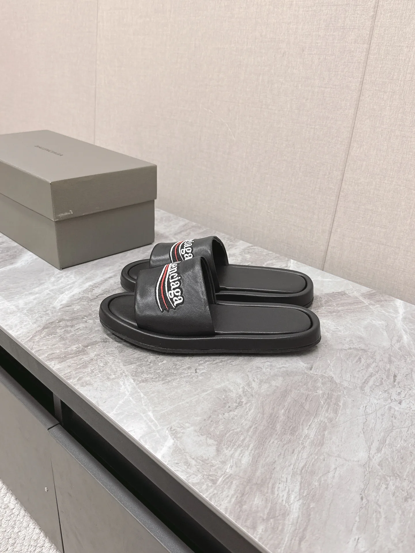 Шлепанцы Женские Balenciaga 22130