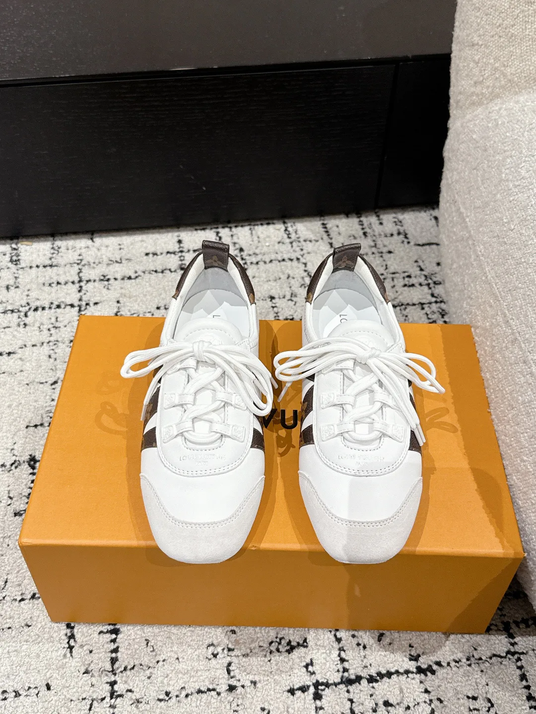Кроссовки Женские Louis Vuitton 18409750