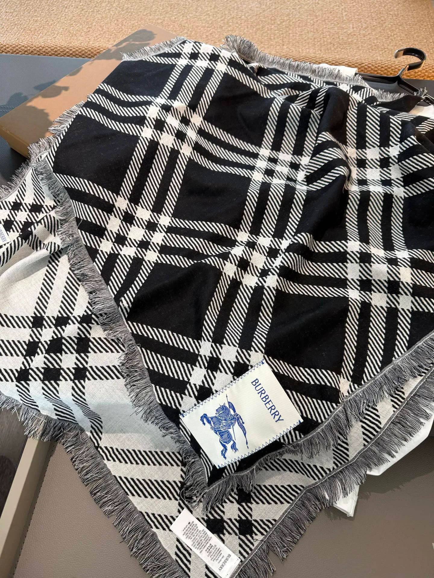 Шарфы Burberry 18627368