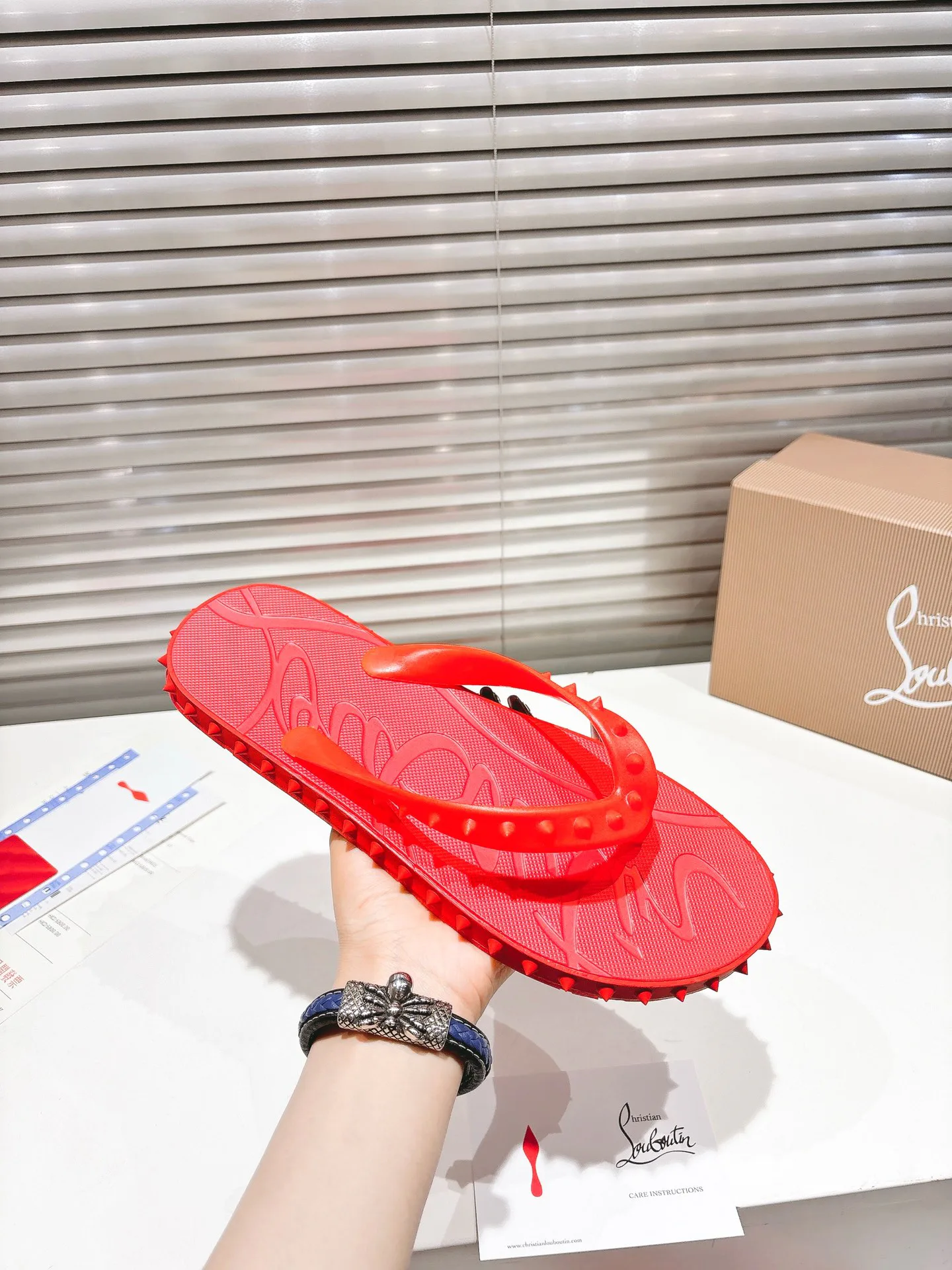 Шлепанцы Женские Christian Louboutin 17604586