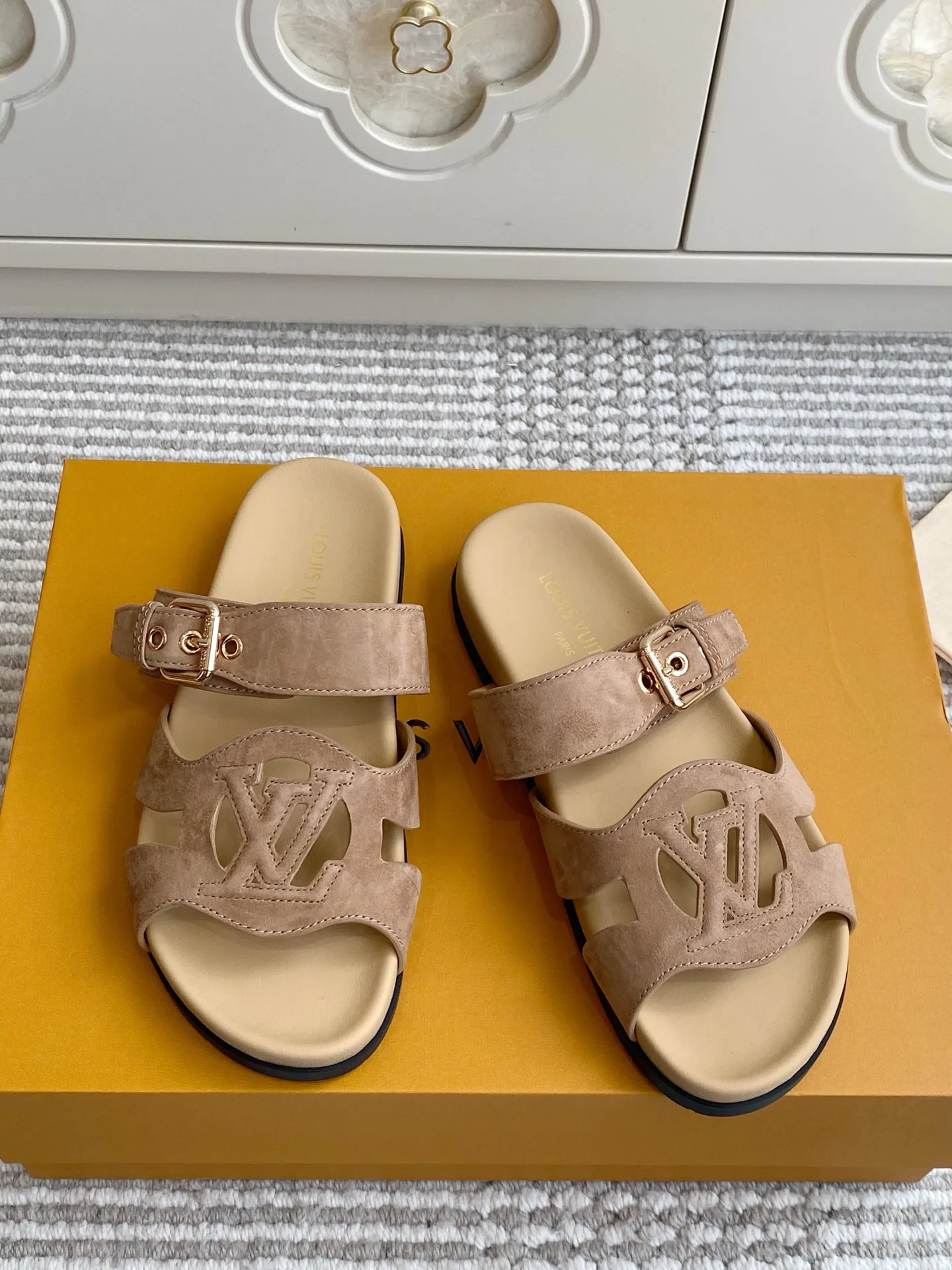 Шлепанцы Женские Louis Vuitton 17572154