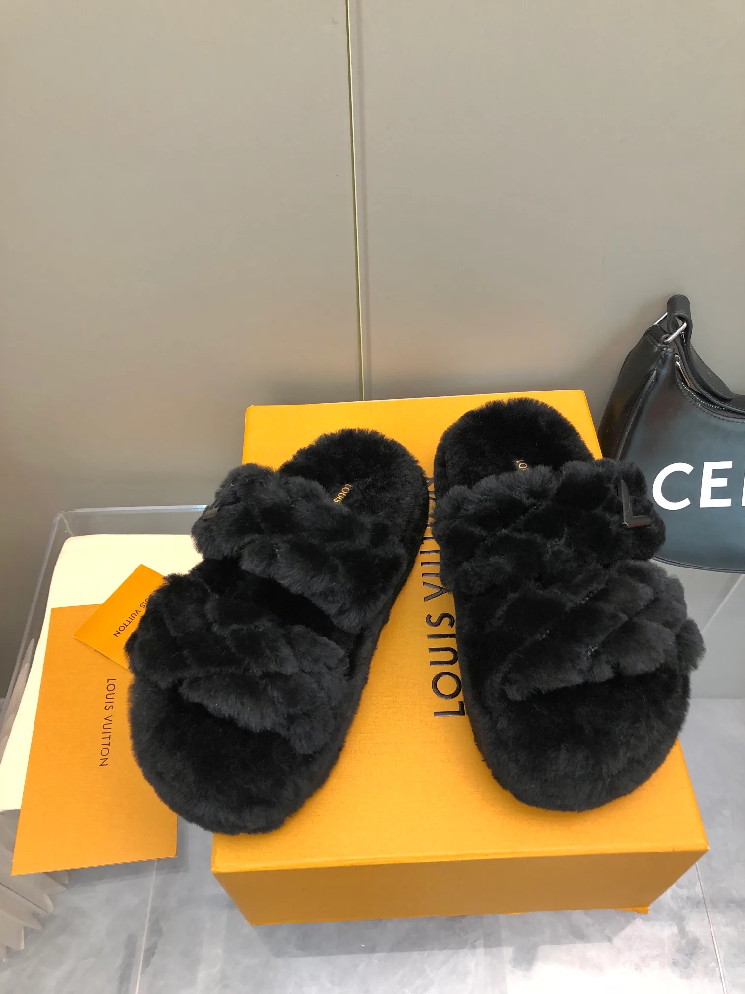 Тапочки Женские Louis Vuitton Тапочки Женские Louis Vuitton