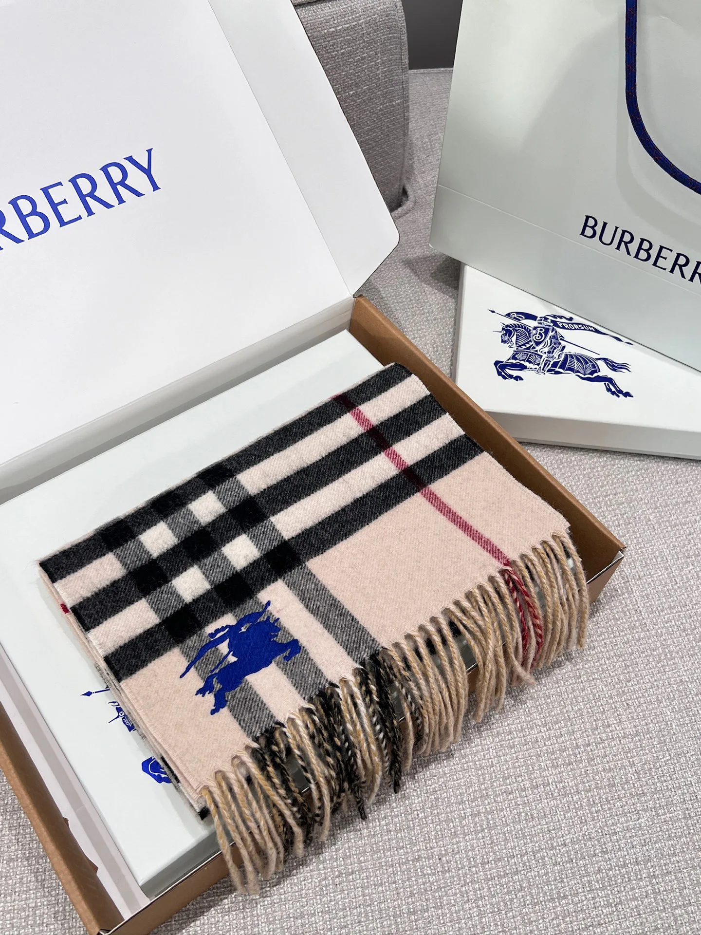Шарфы Burberry 18560087