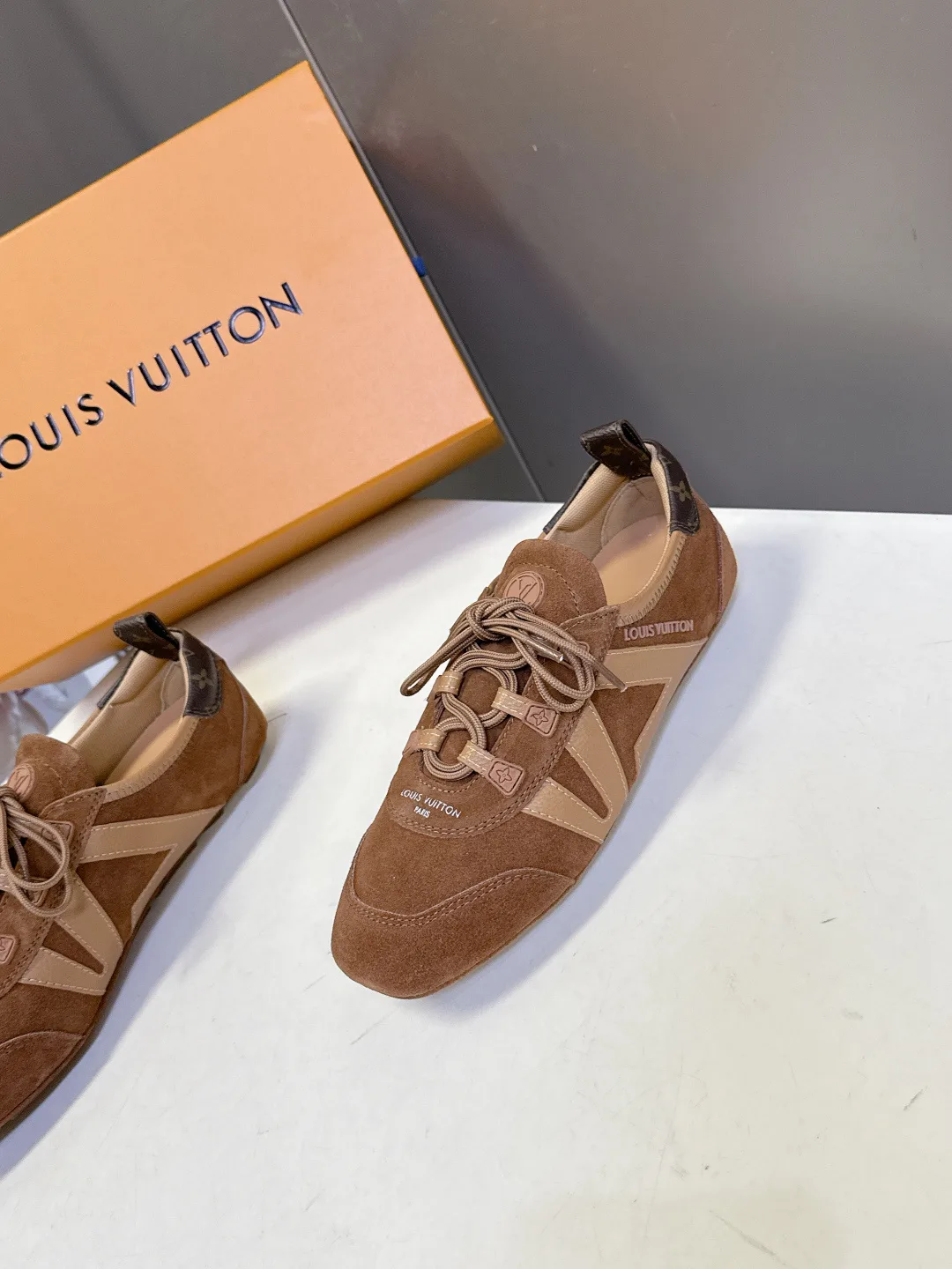 Кроссовки Женские Louis Vuitton 13370946