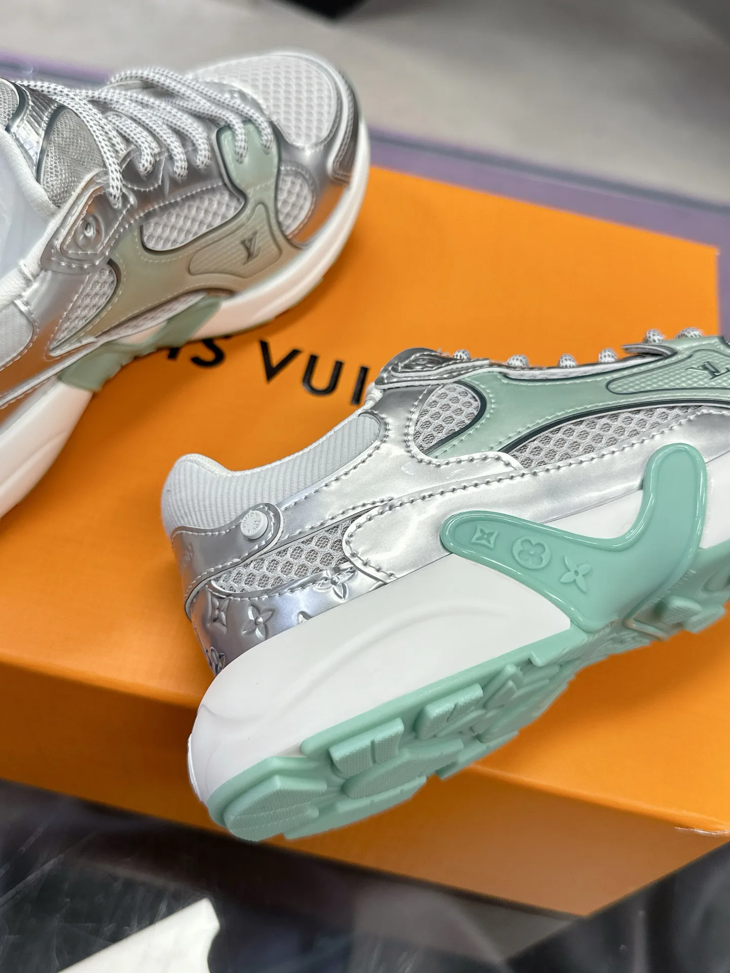 Кроссовки Женские Louis Vuitton 17530432