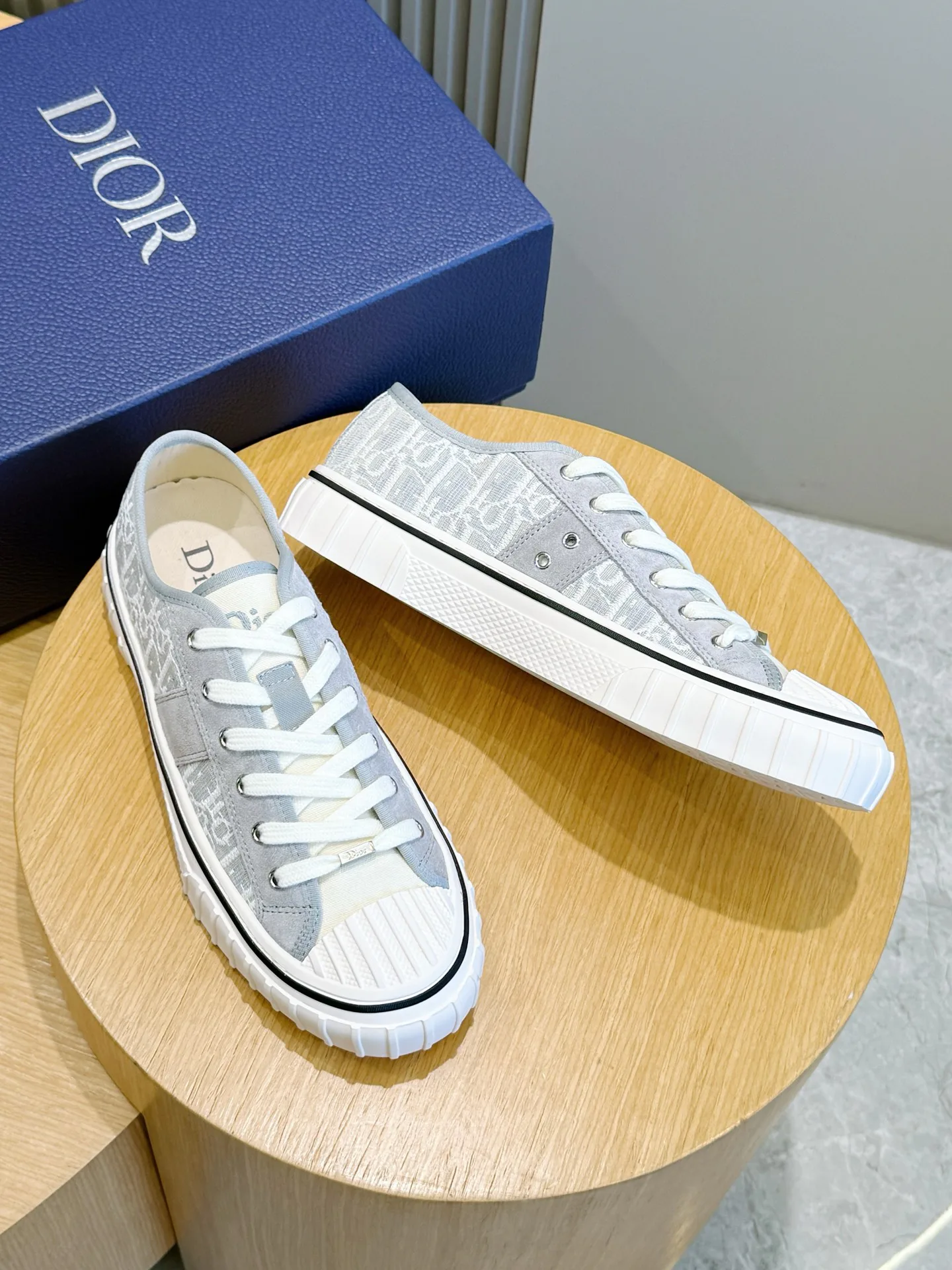 Кроссовки Женские Christian Dior 18101568