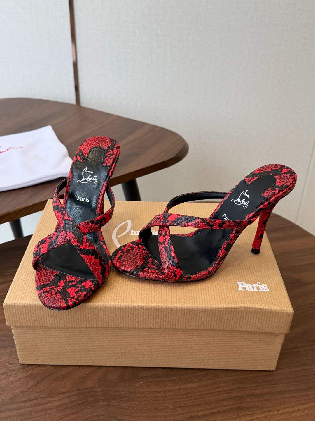 Босоножки Женские Christian Louboutin 18183082