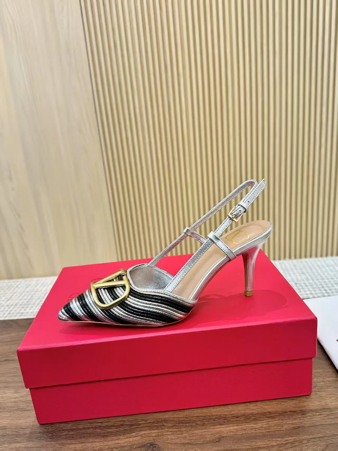 Босоножки Женские Valentino 17956877