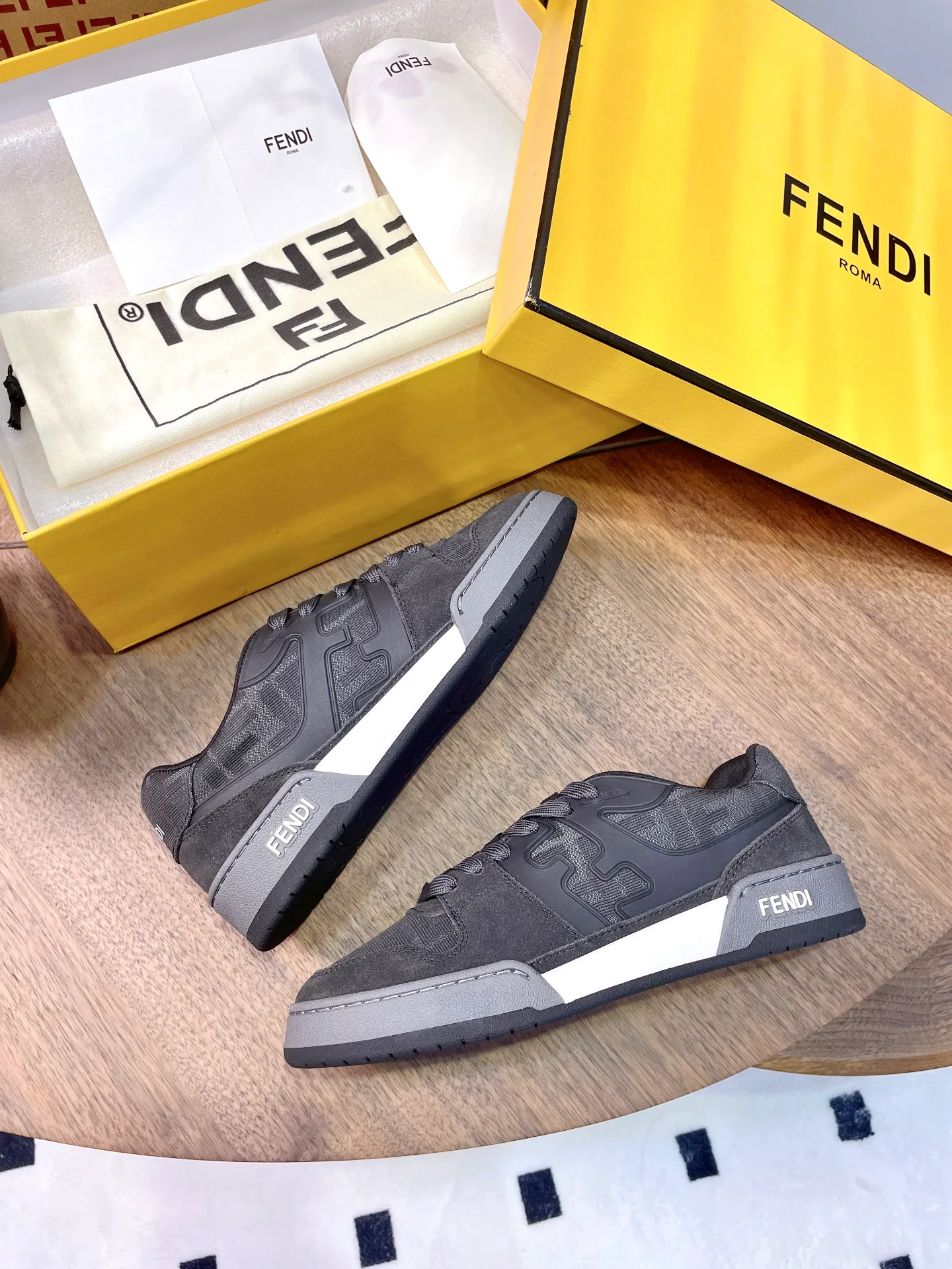 Кроссовки Женские Fendi 17957367