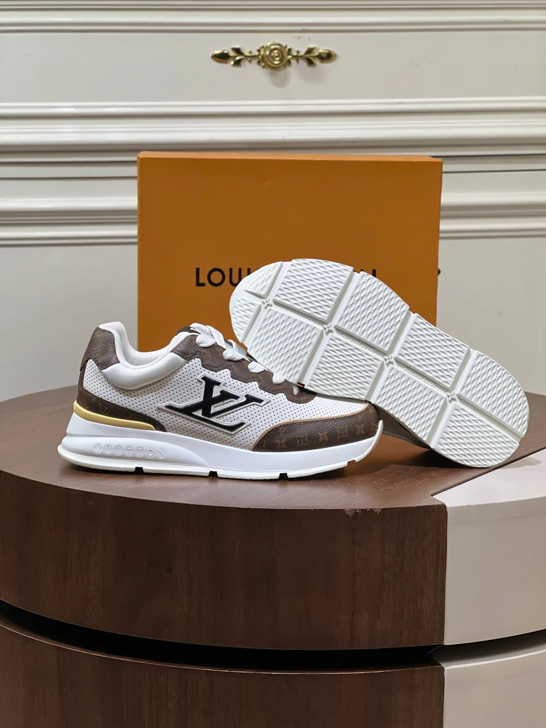 Кроссовки Женские Louis Vuitton 17460370