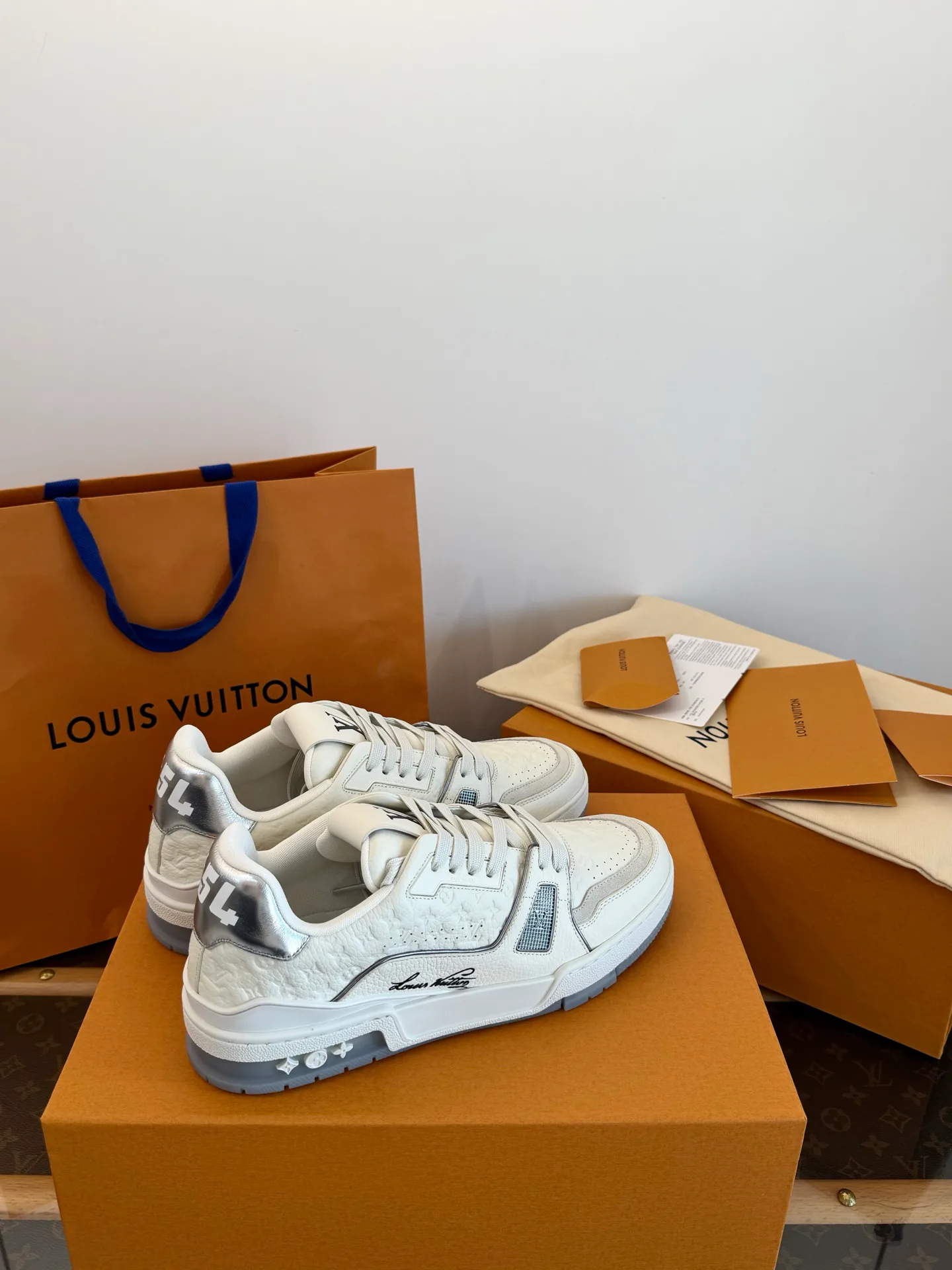 Кроссовки Женские Louis Vuitton 18354046
