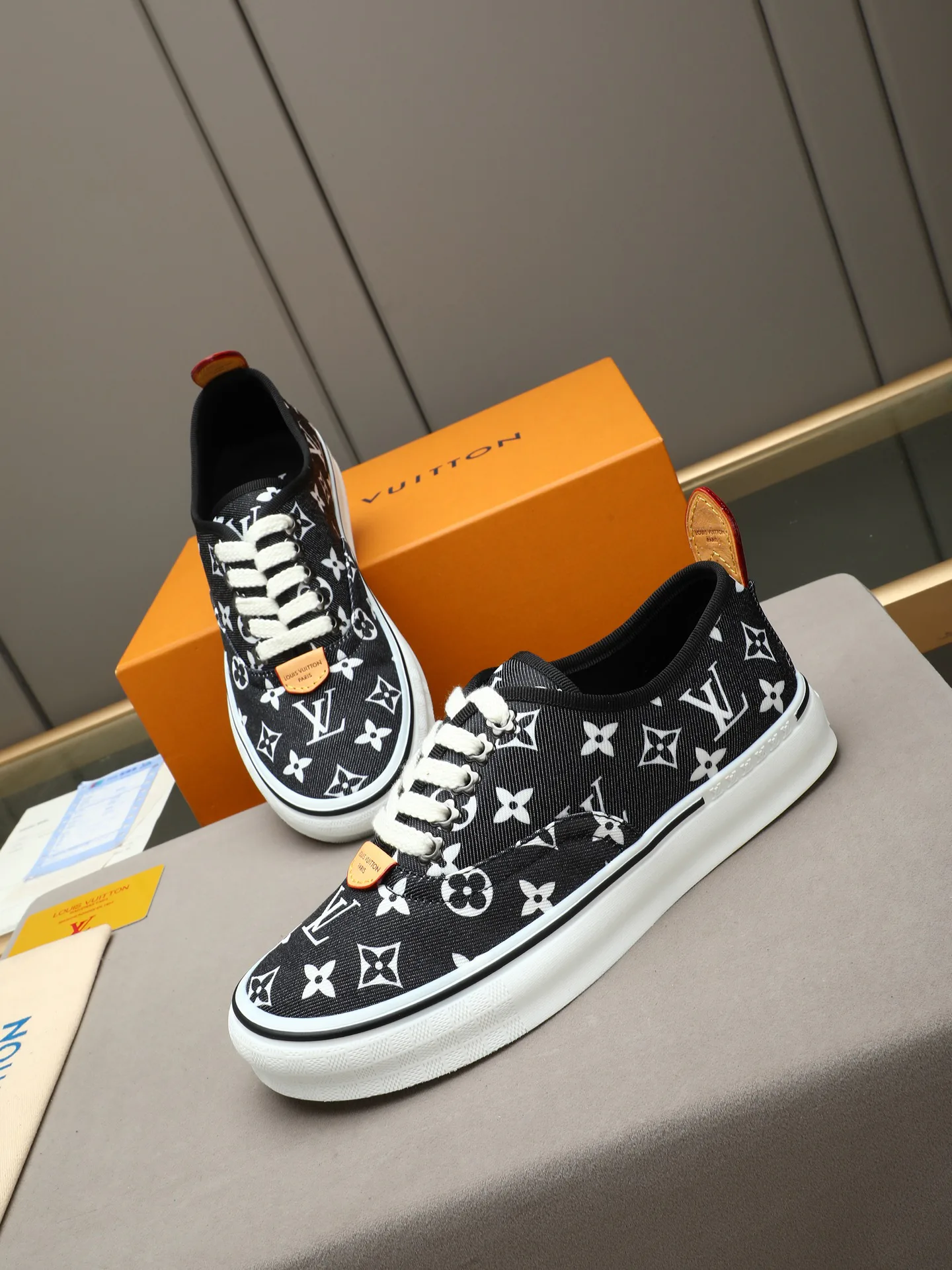 Кроссовки Женские Louis Vuitton 17947258