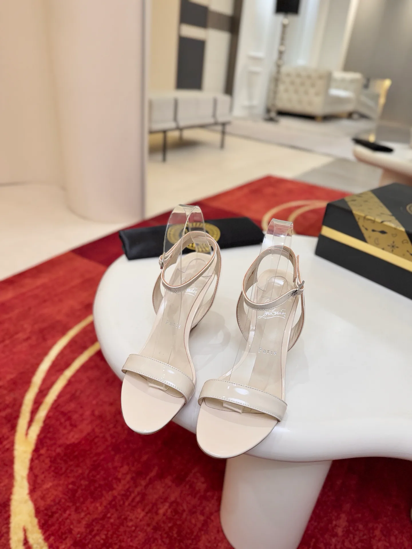 Босоножки Женские Christian Louboutin 18500925