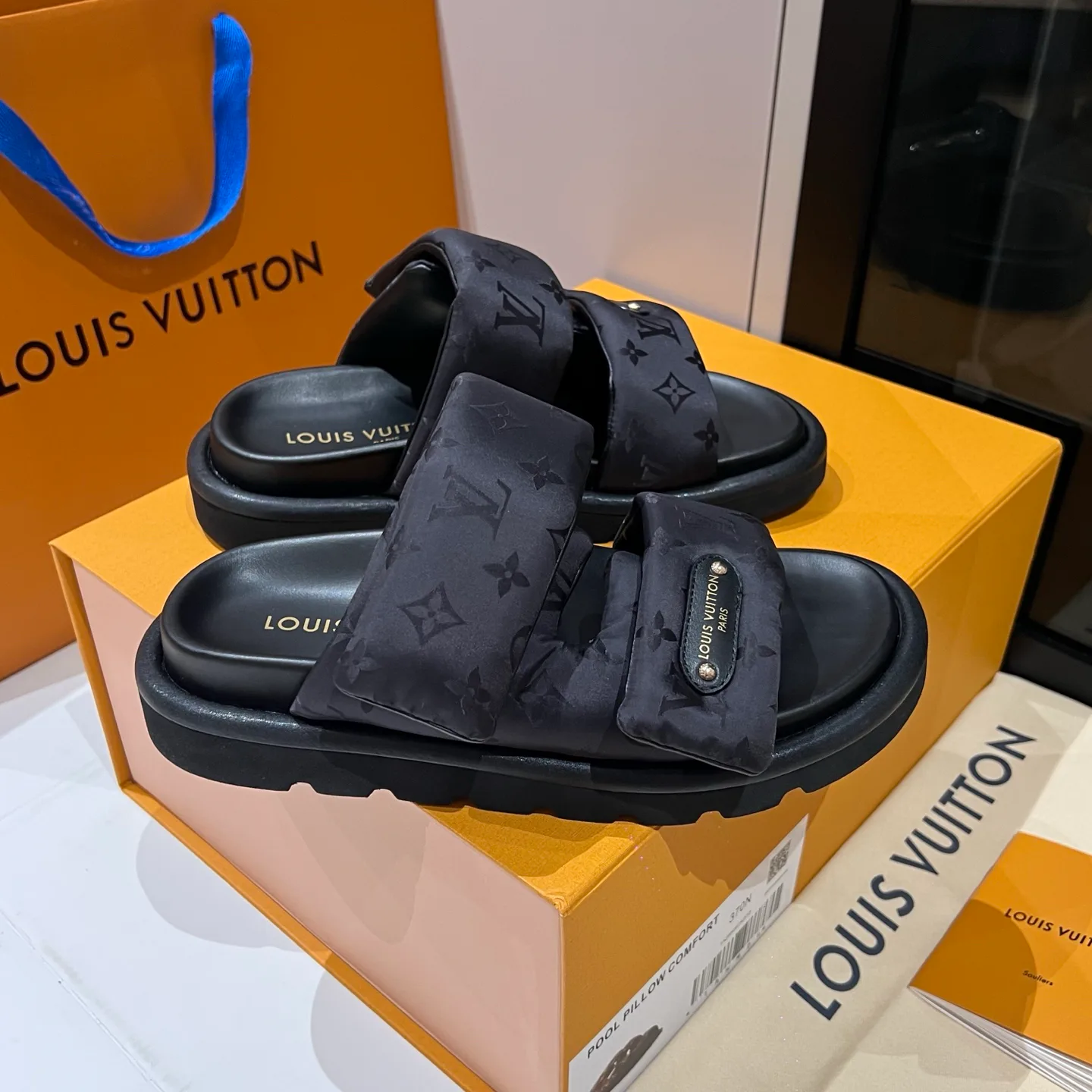 Шлепанцы Женские Louis Vuitton 17608439