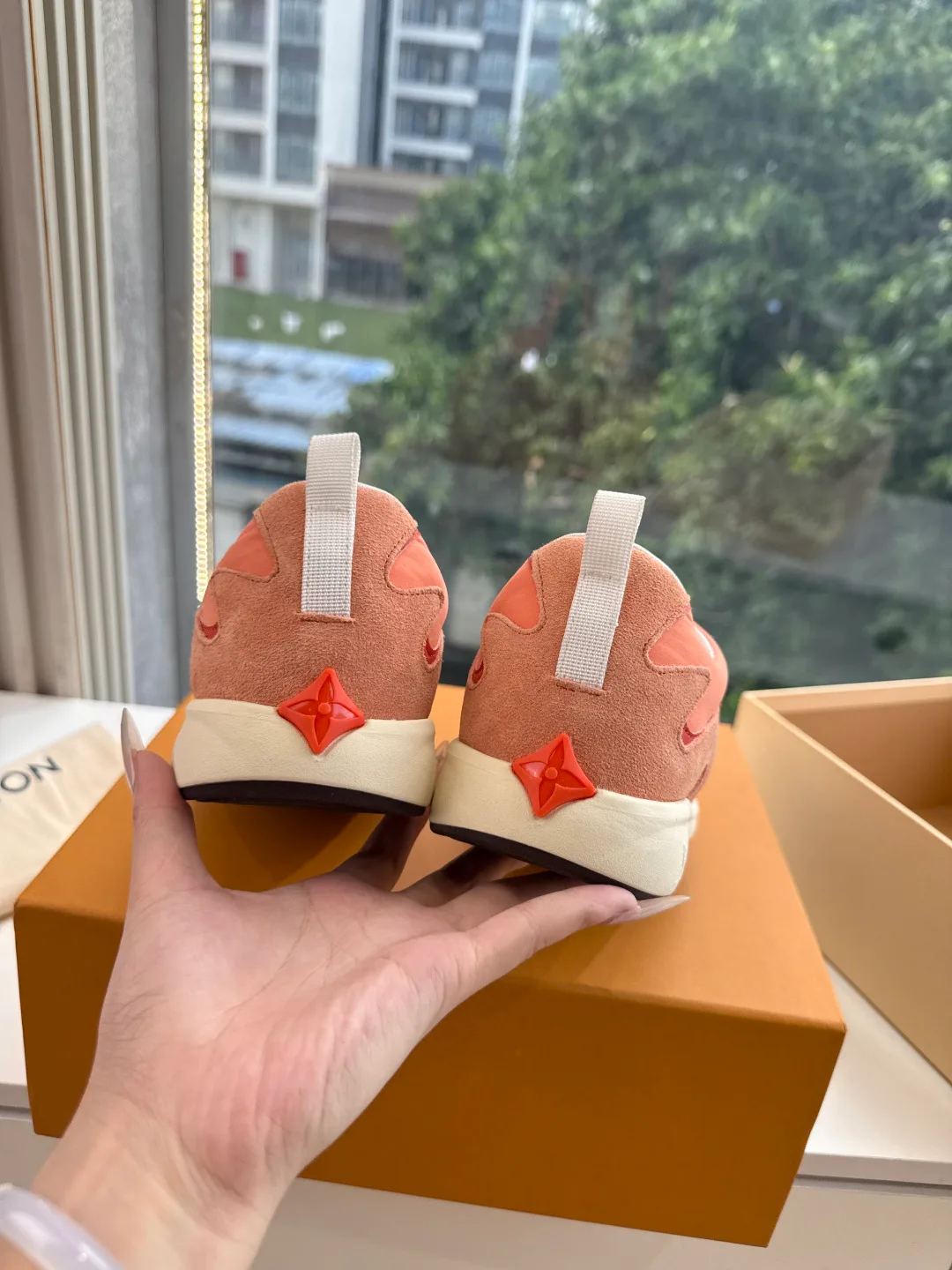 Кроссовки Женские Louis Vuitton 18053500