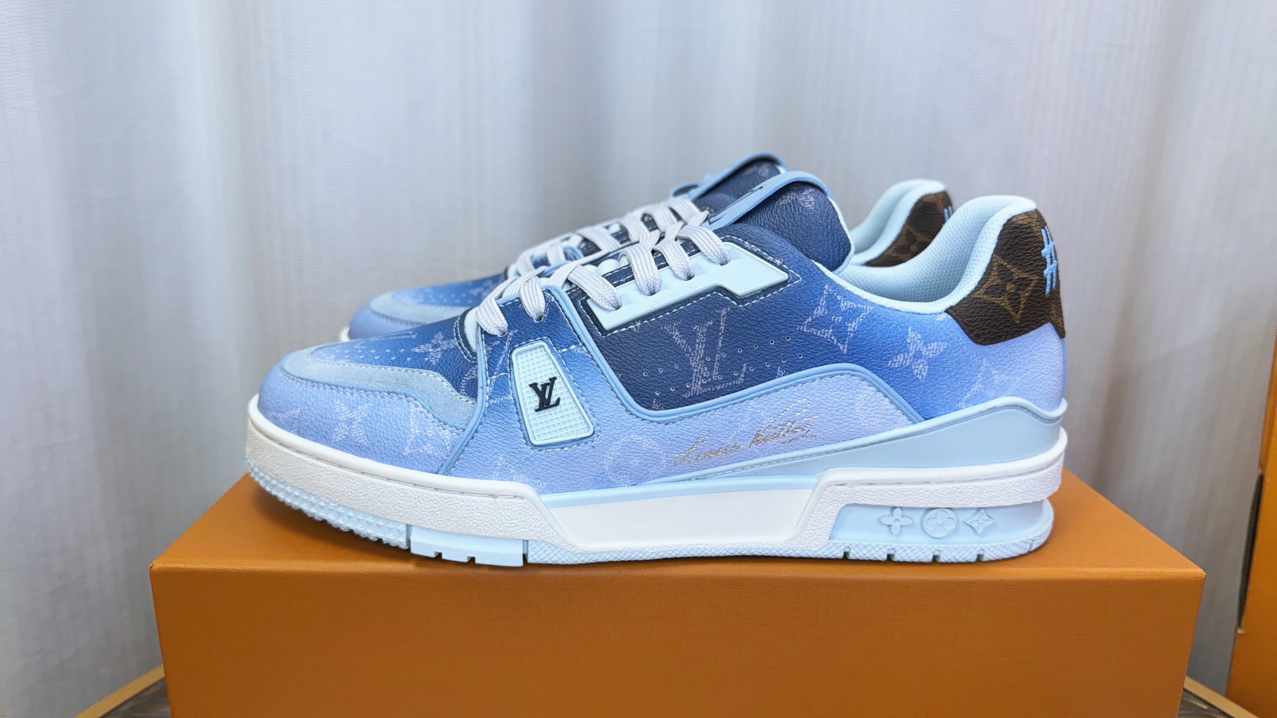 Кроссовки Женские Louis Vuitton 12156533