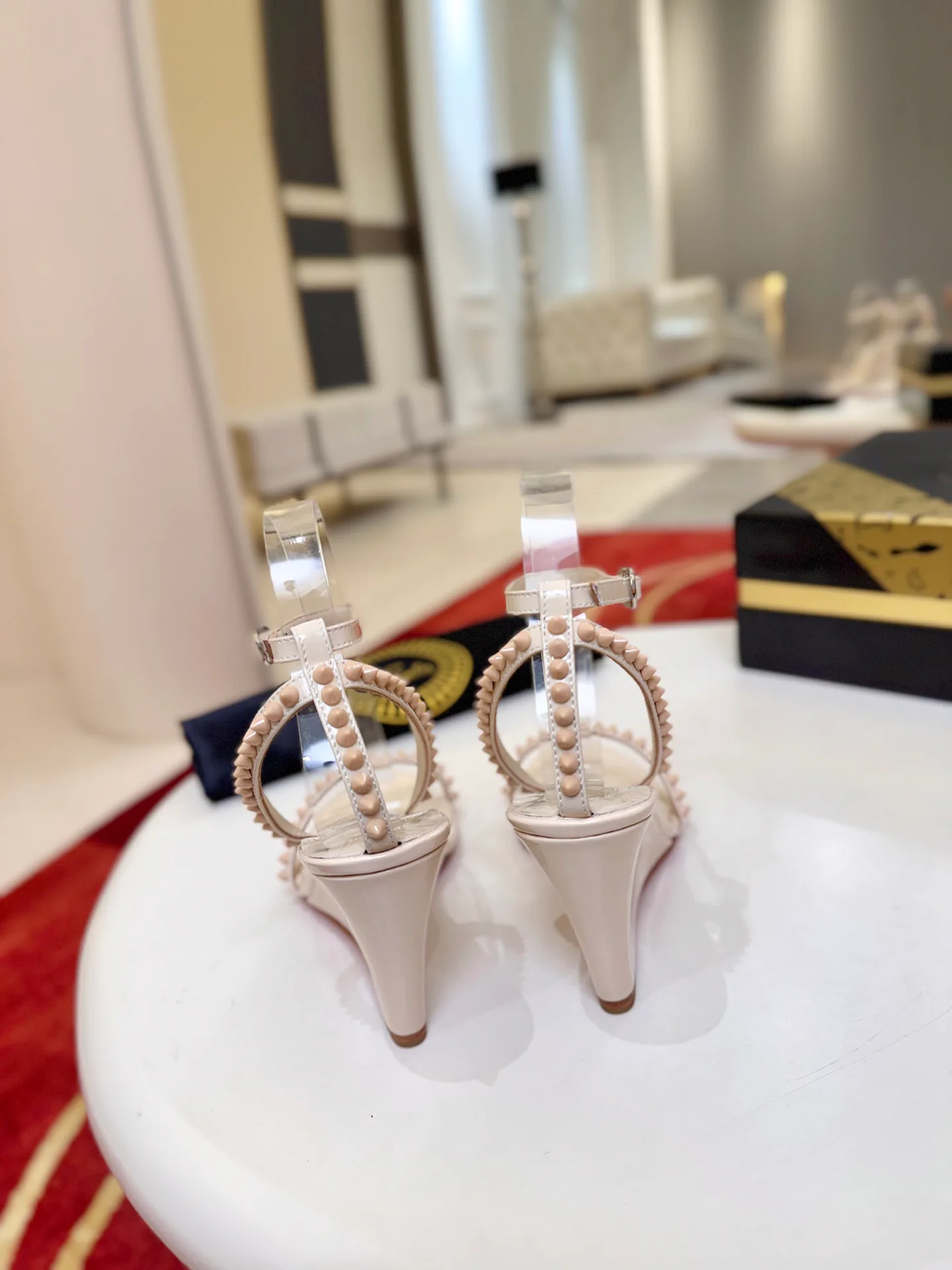 Босоножки Женские Christian Louboutin 18500920