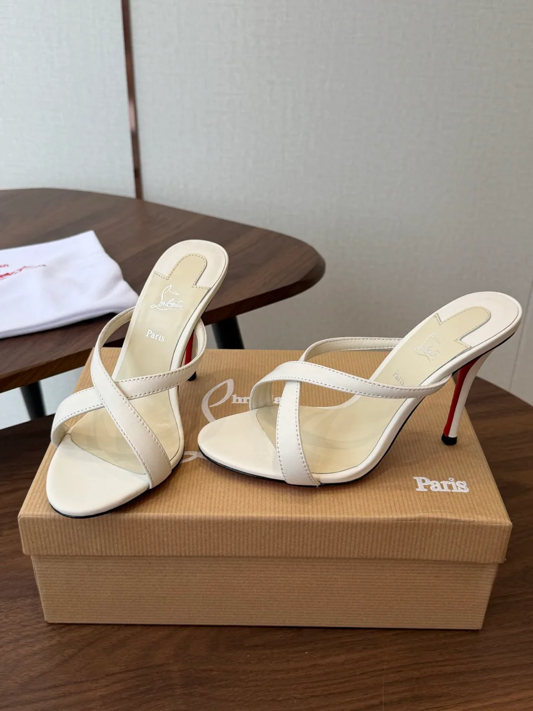 Босоножки Женские Christian Louboutin 18183090