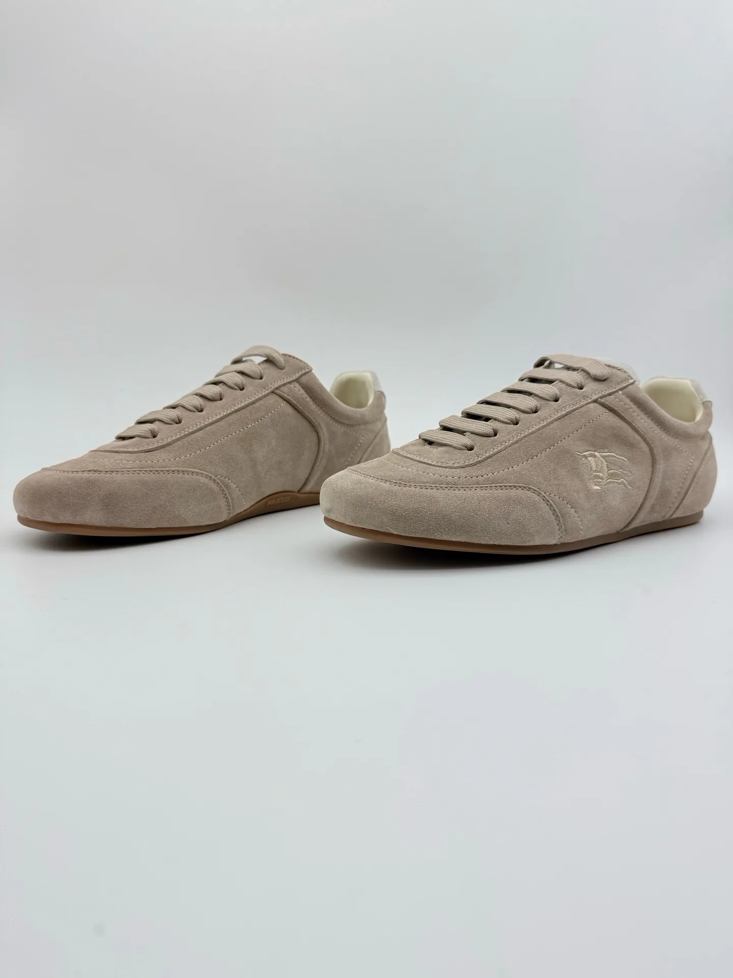 Кроссовки Женские Burberry 18589210