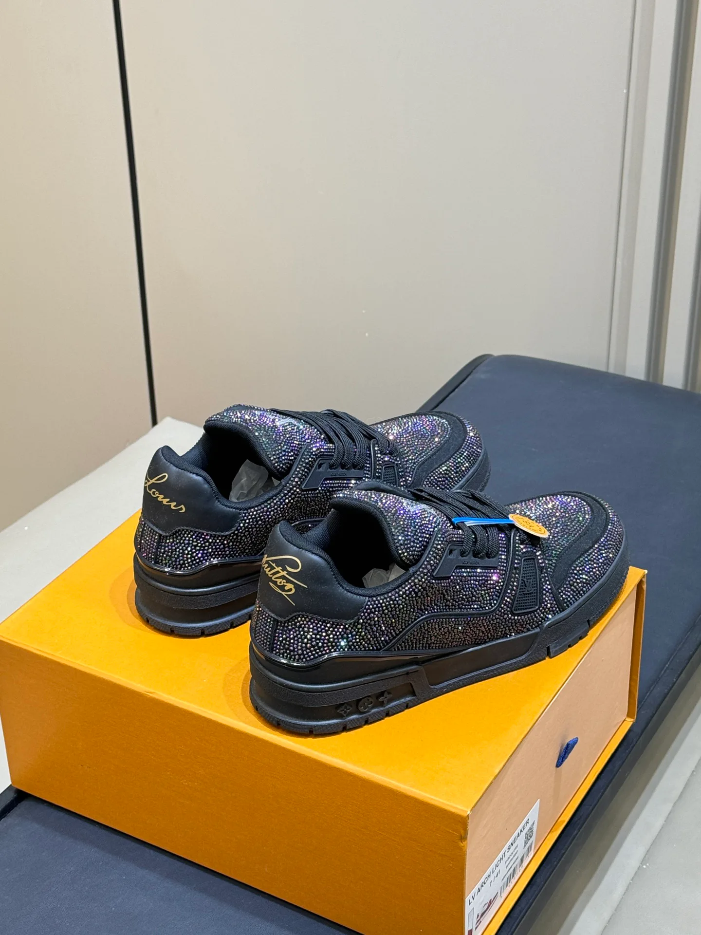 Кроссовки Женские Louis Vuitton 18073561