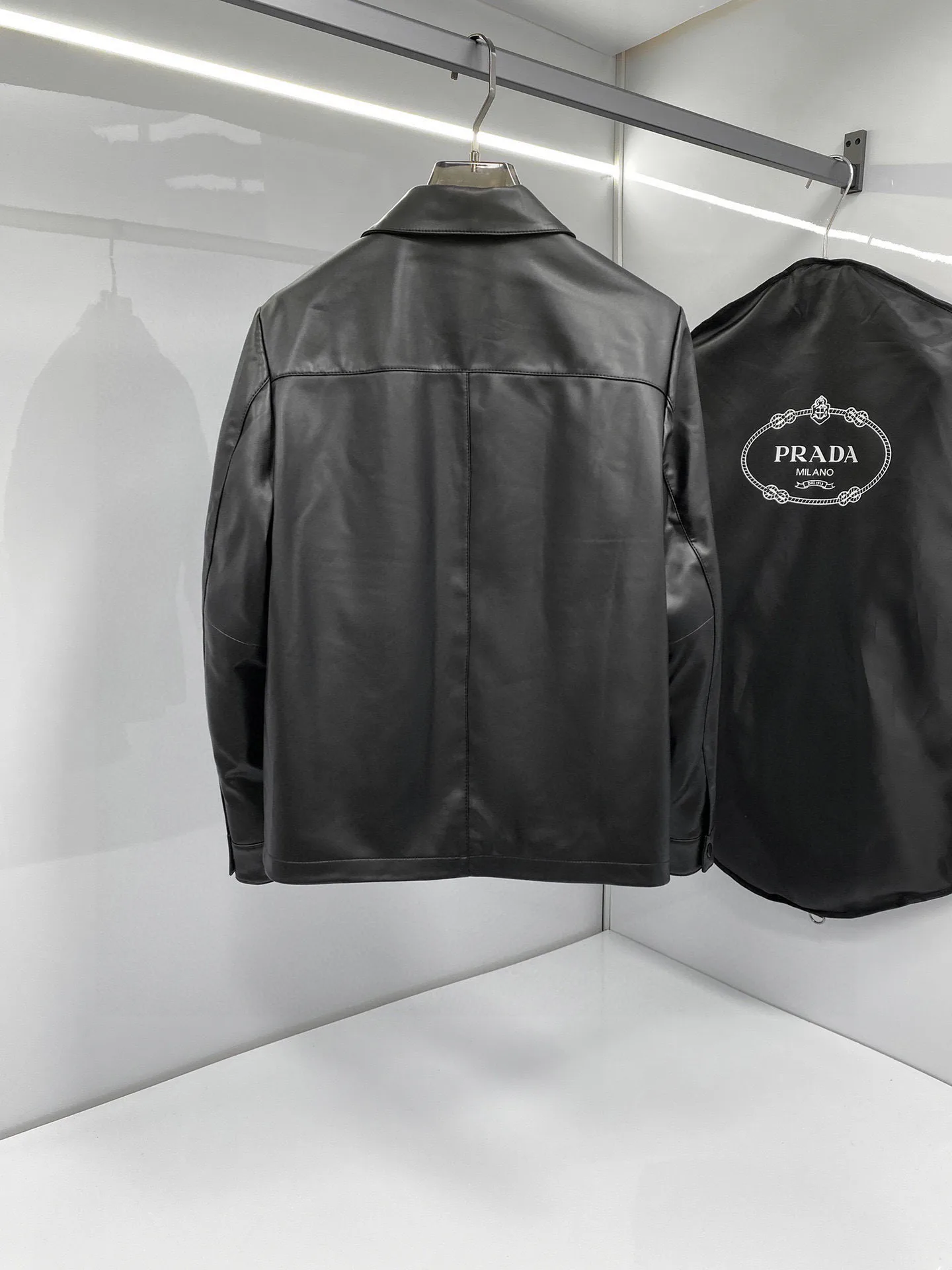 Кожаные Куртки И Дублёнки Женские Prada 870401