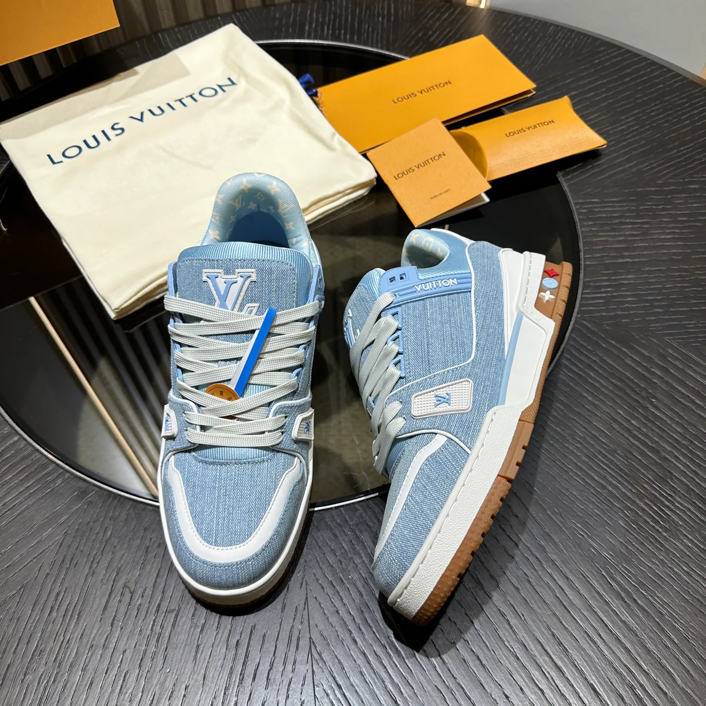 Кроссовки Женские Louis Vuitton 18192404