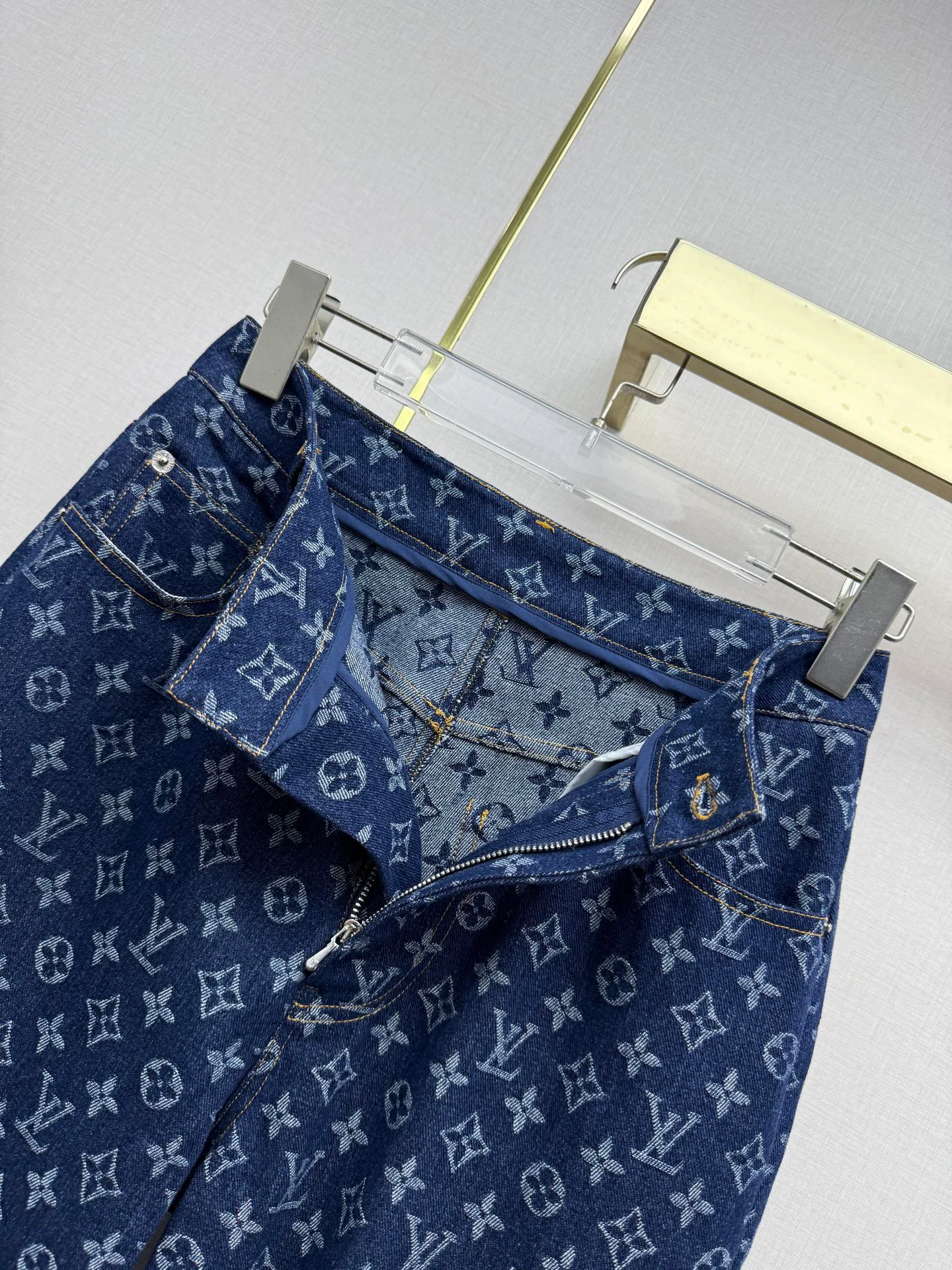 Джинсы Женские Louis Vuitton 17908347