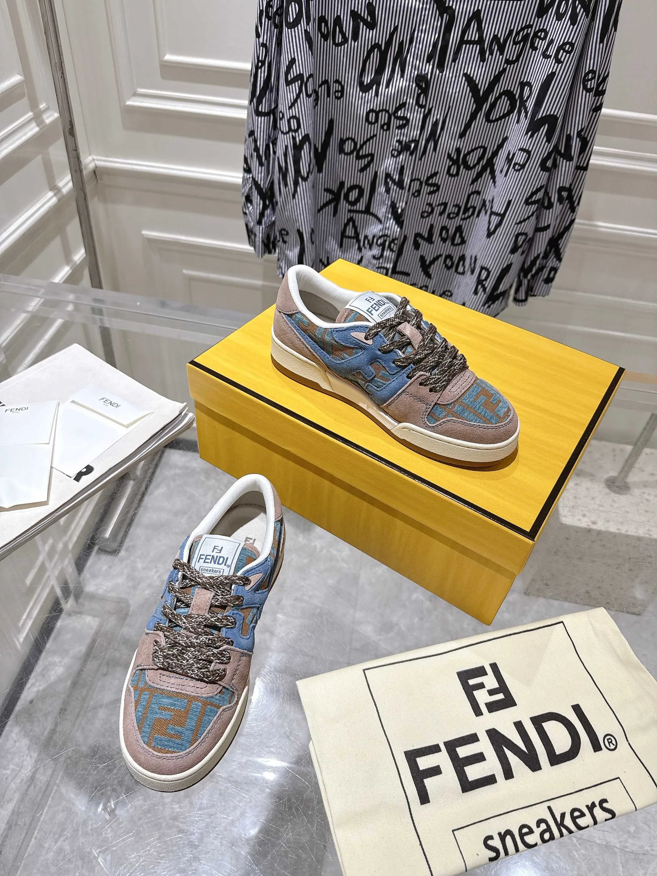 Кроссовки Женские Fendi 29033