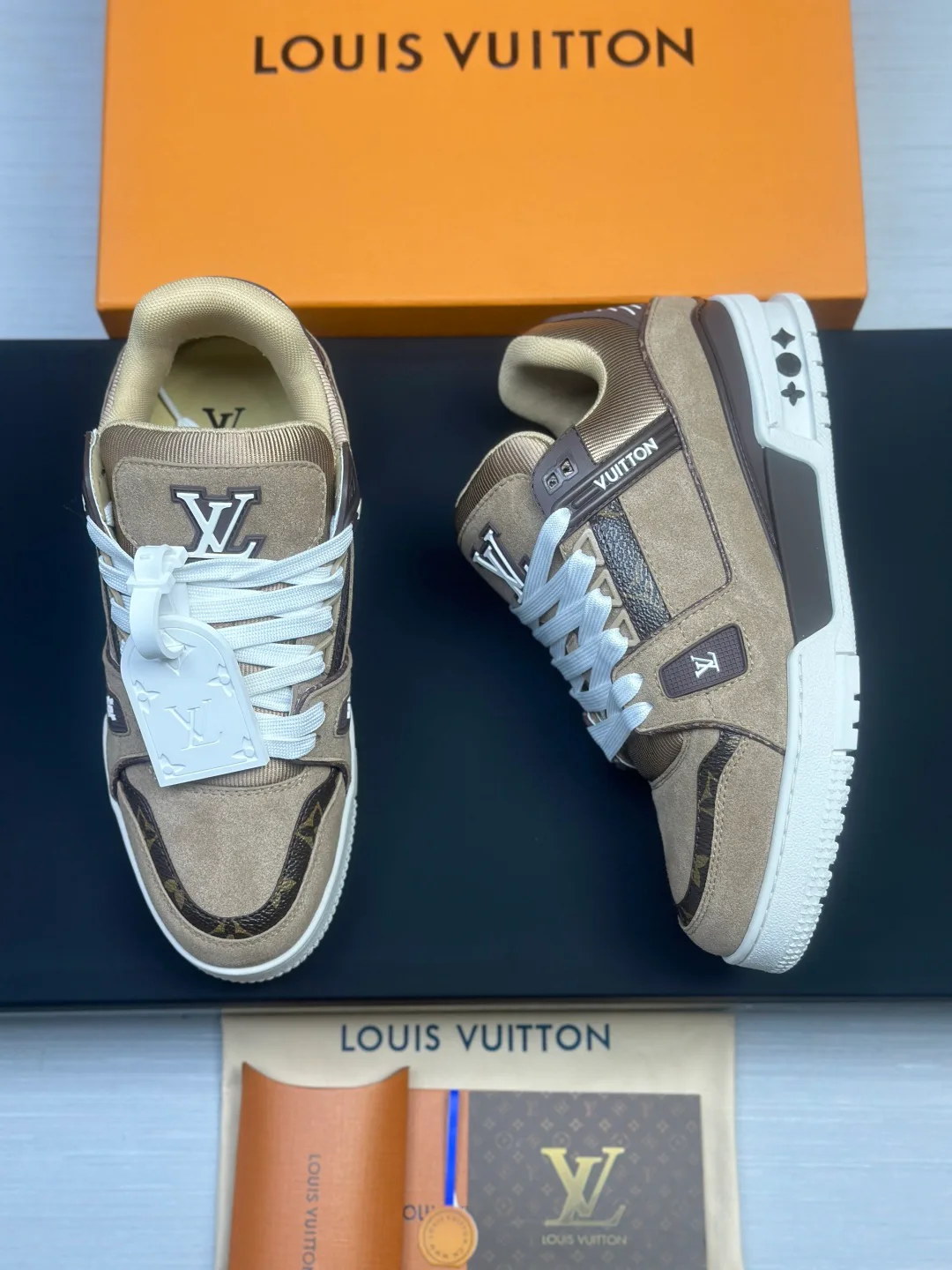 Кроссовки Женские Louis Vuitton 18011614