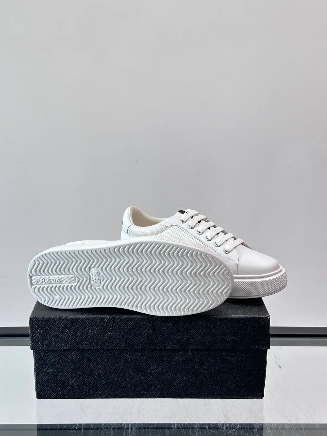 Кроссовки Женские Prada 17608036