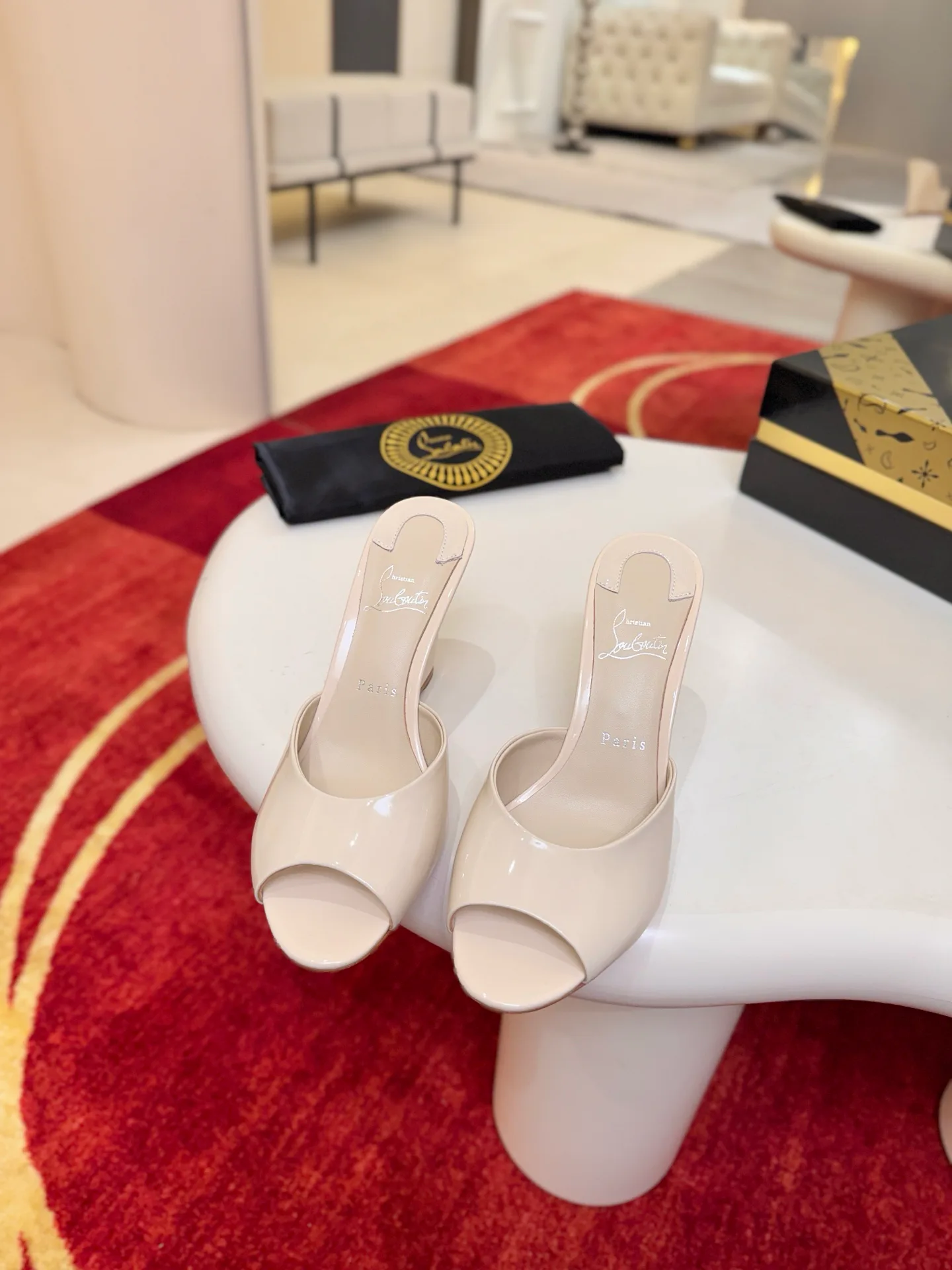 Босоножки Женские Christian Louboutin 18500931