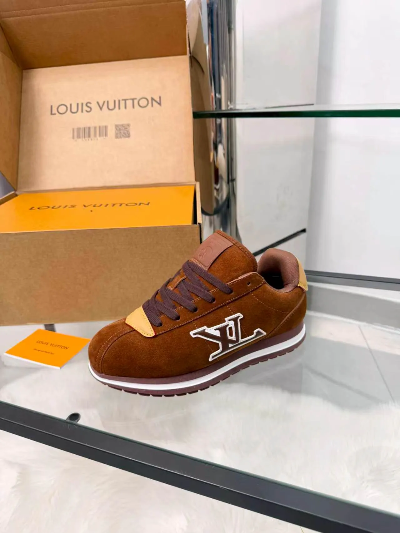 Кроссовки Женские Louis Vuitton 18417396