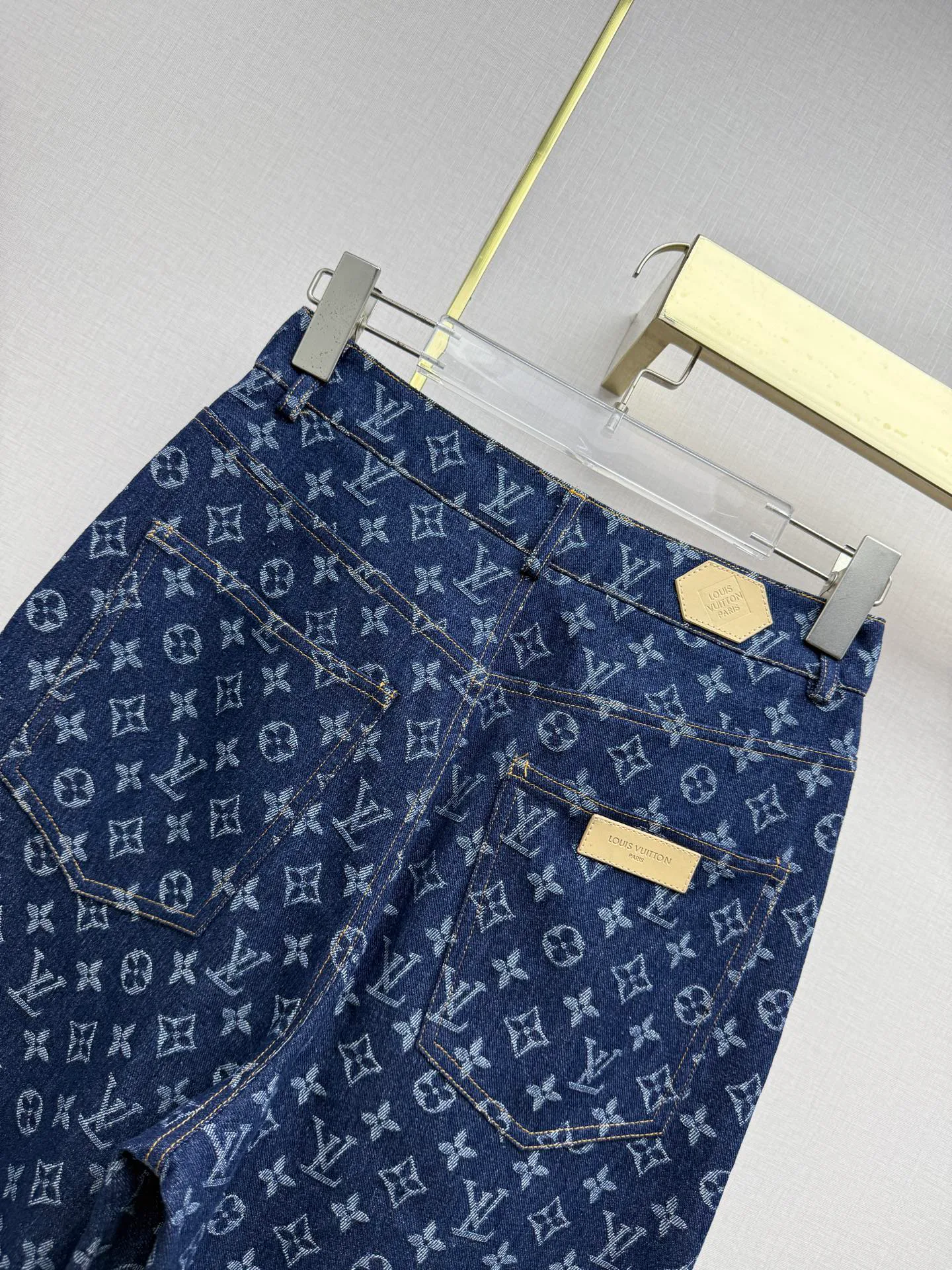Джинсы Женские Louis Vuitton 17908347