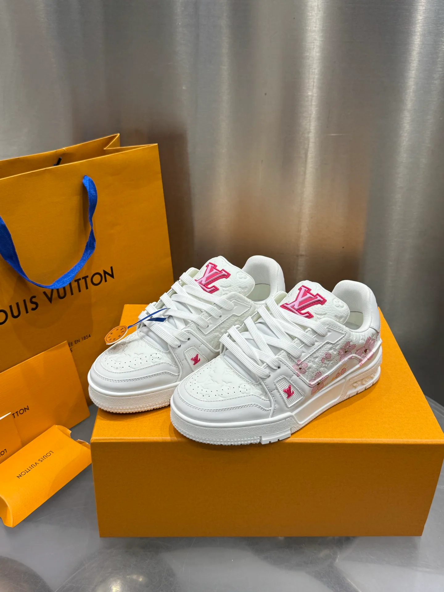 Кроссовки Женские Louis Vuitton 19073336