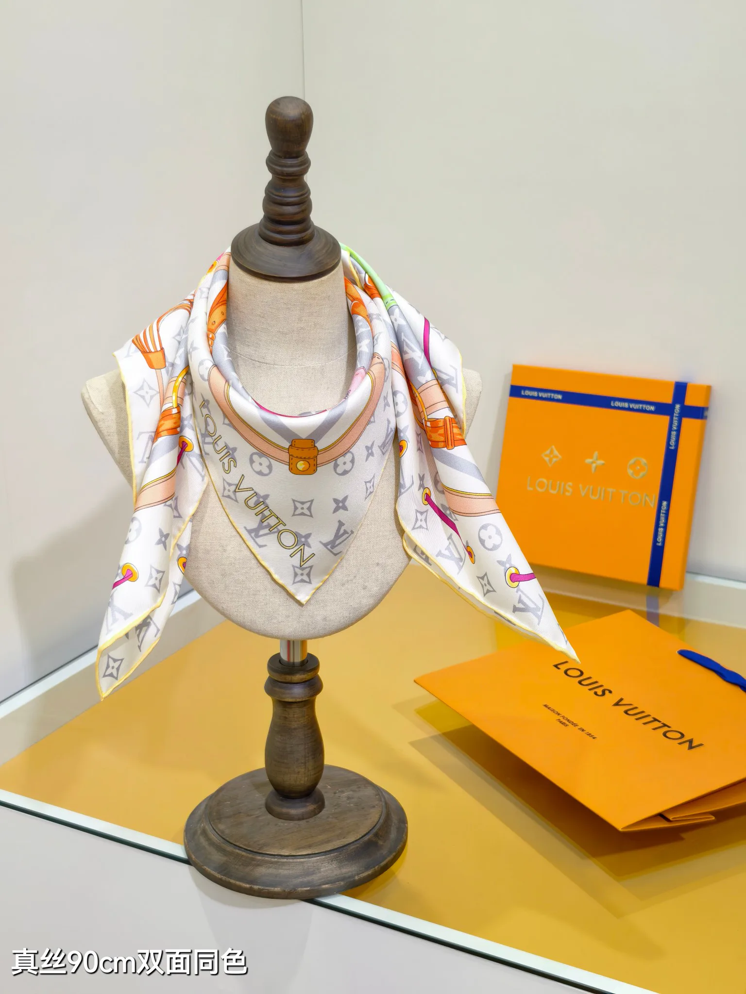 Текстиль Louis Vuitton 12918521