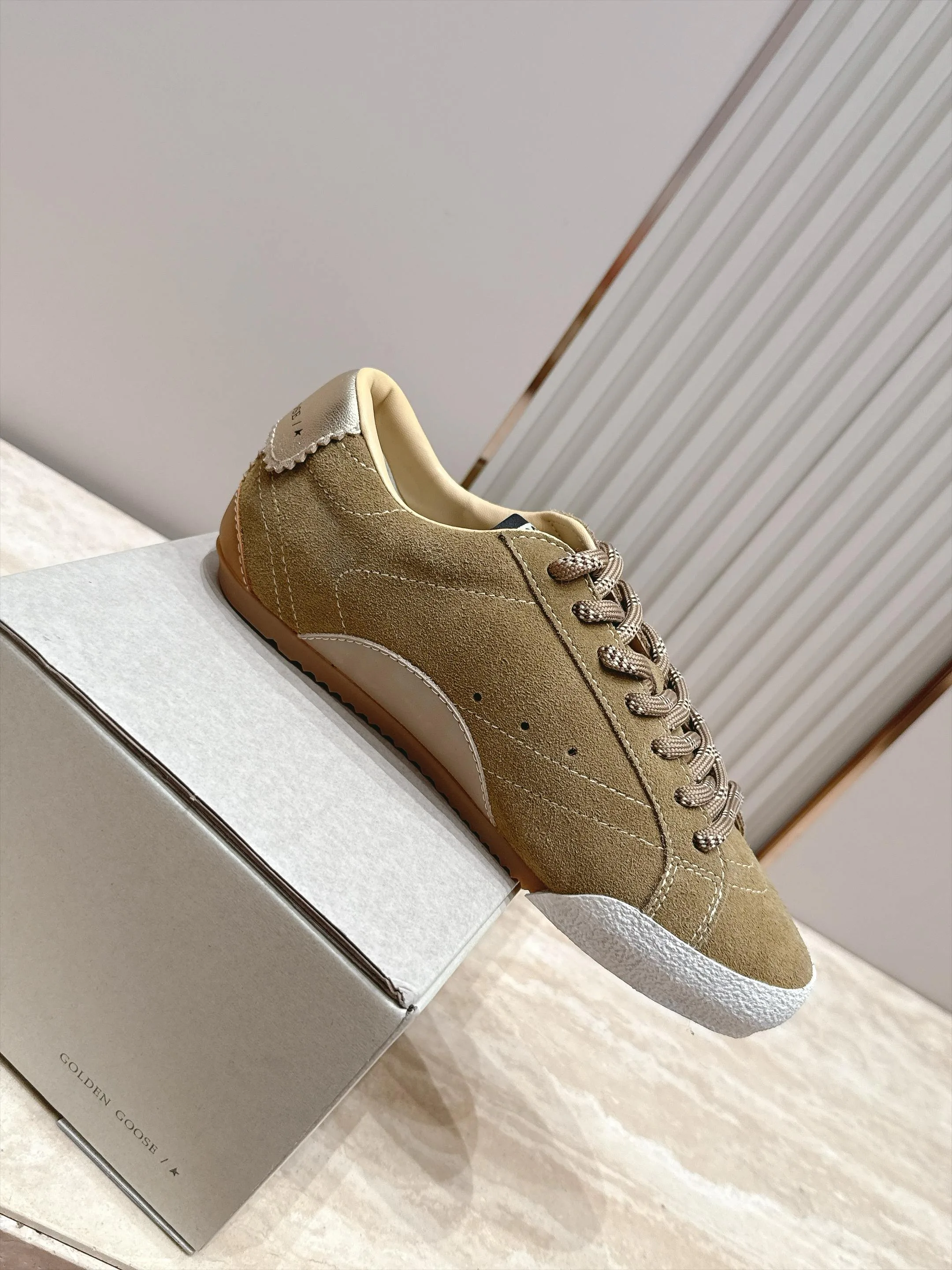 Кроссовки Женские Golden Goose 18420764